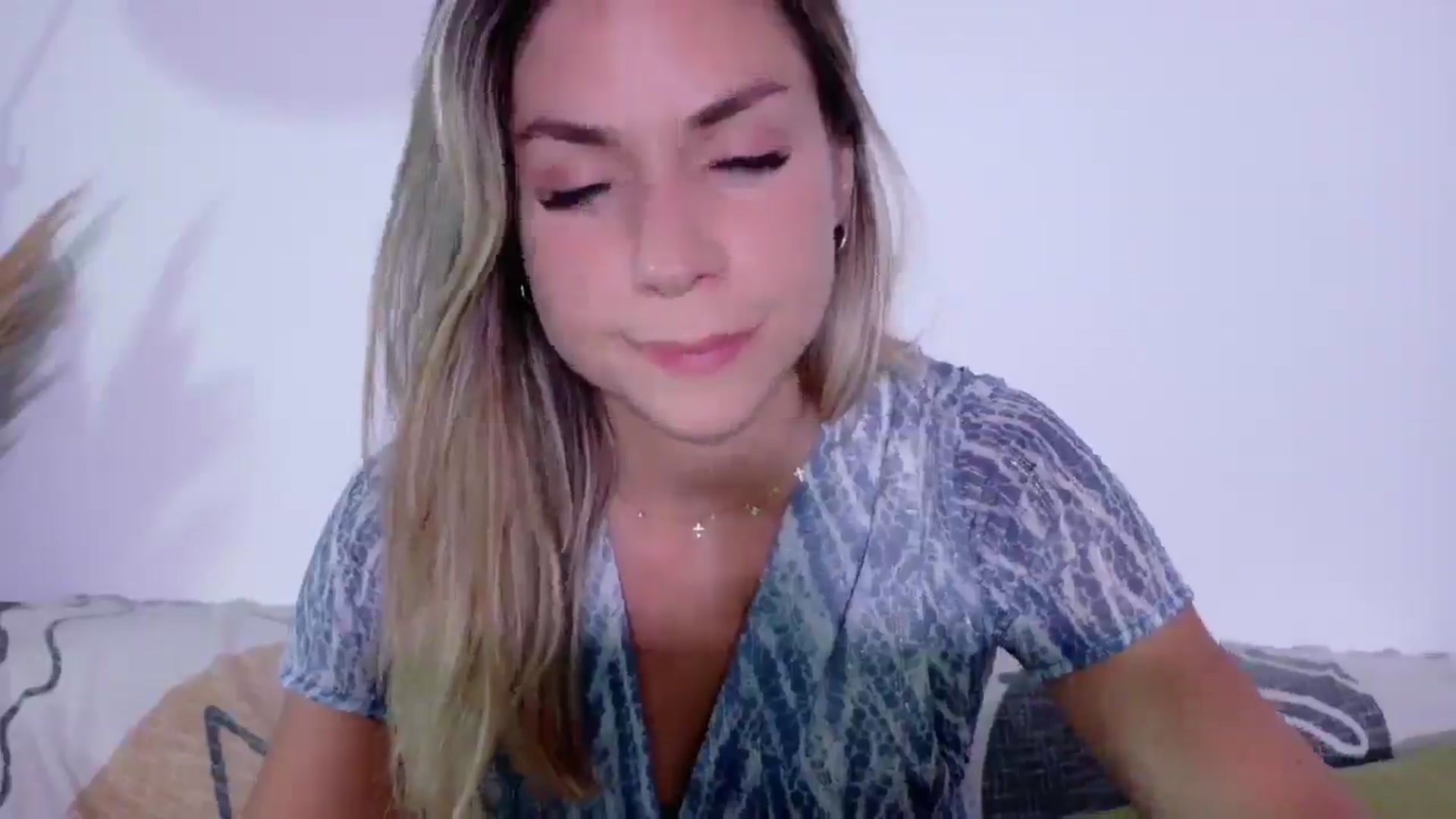 Gallery image thumbnail from Alicewonder1's myfreecams stream on, 06/13/2025, 19:37 image 15 of 20