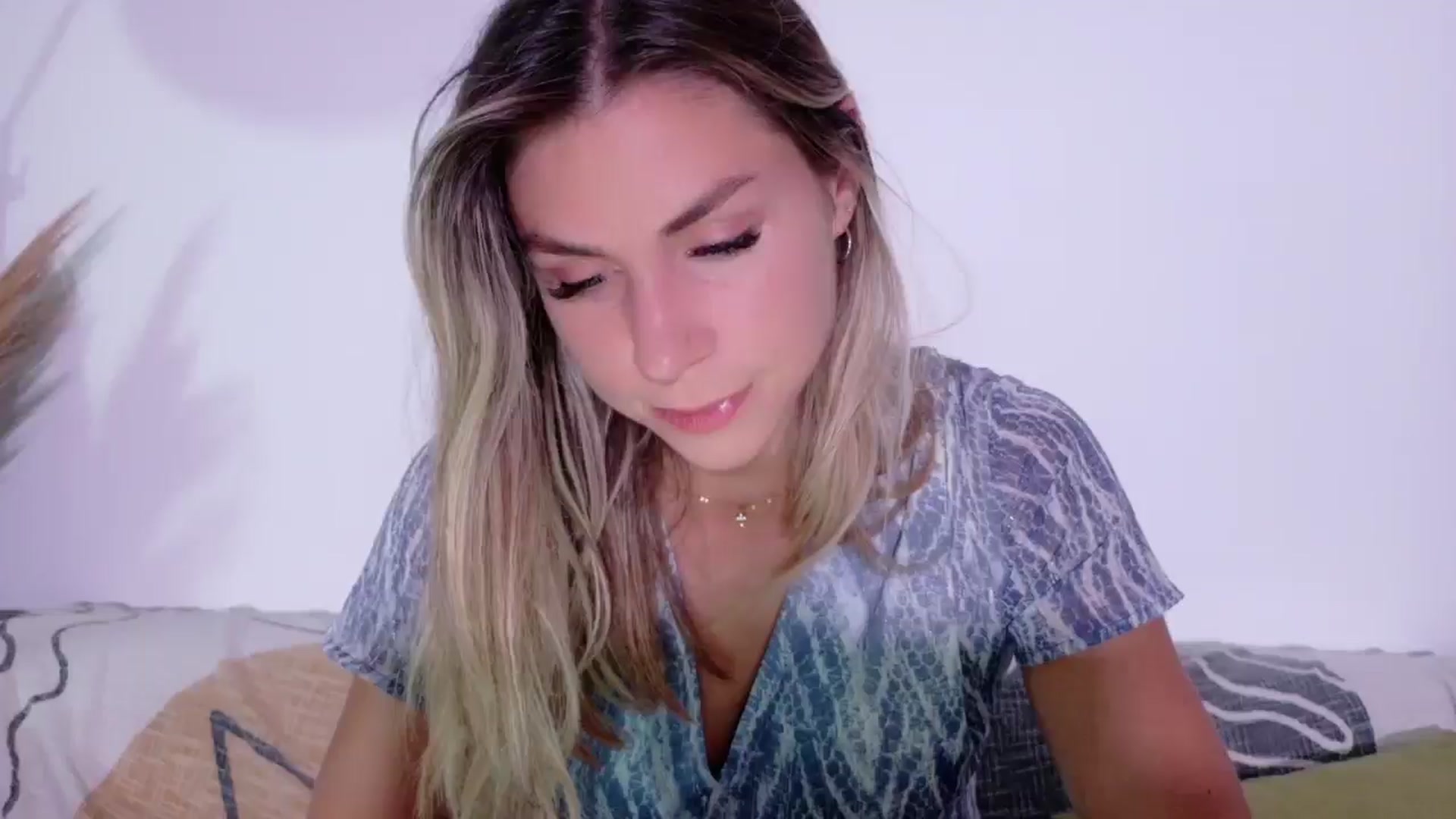 Gallery image thumbnail from Alicewonder1's myfreecams stream on, 06/13/2025, 19:37 image 7 of 20