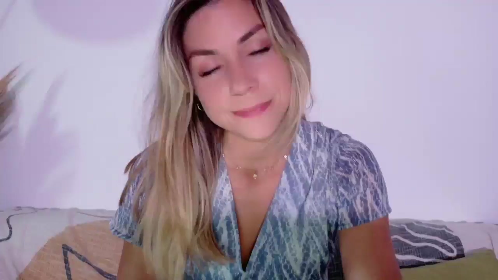 Gallery image thumbnail from Alicewonder1's myfreecams stream on, 06/13/2025, 19:37 image 13 of 20