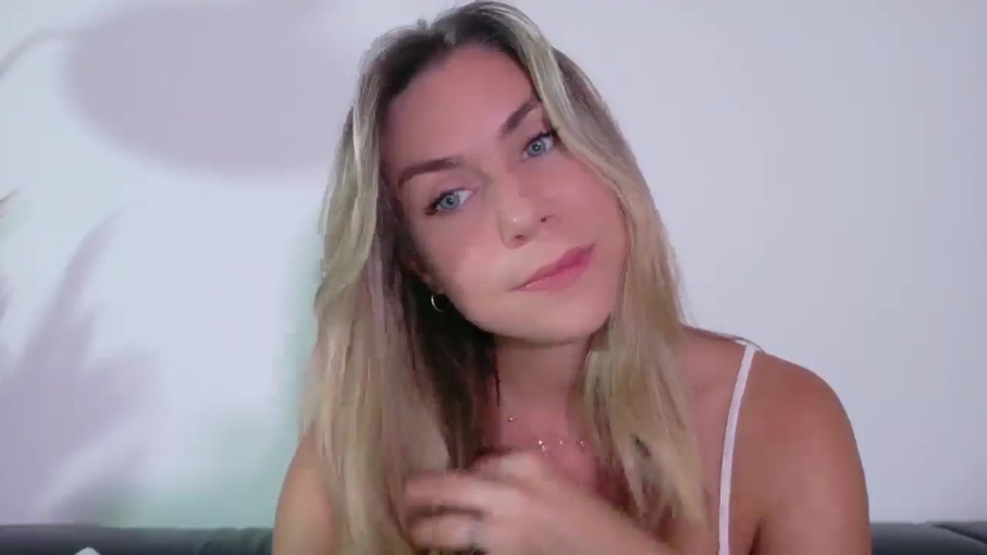 Gallery image thumbnail from Alicewonder1's myfreecams stream on, 06/15/2025, 20:12 image 5 of 20