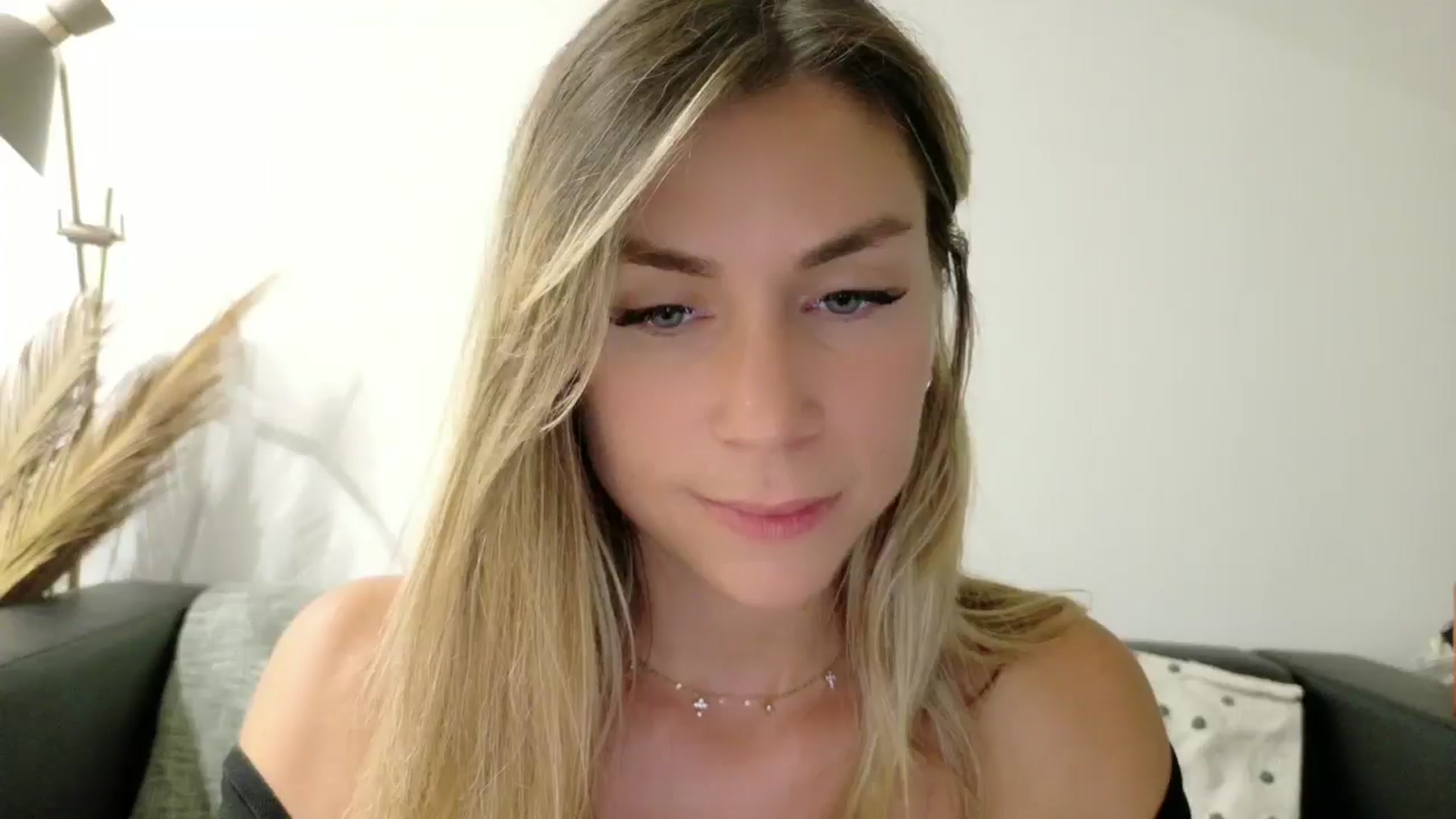 Gallery image thumbnail from Alicewonder1's myfreecams stream on, 06/20/2025, 21:20 image 15 of 20