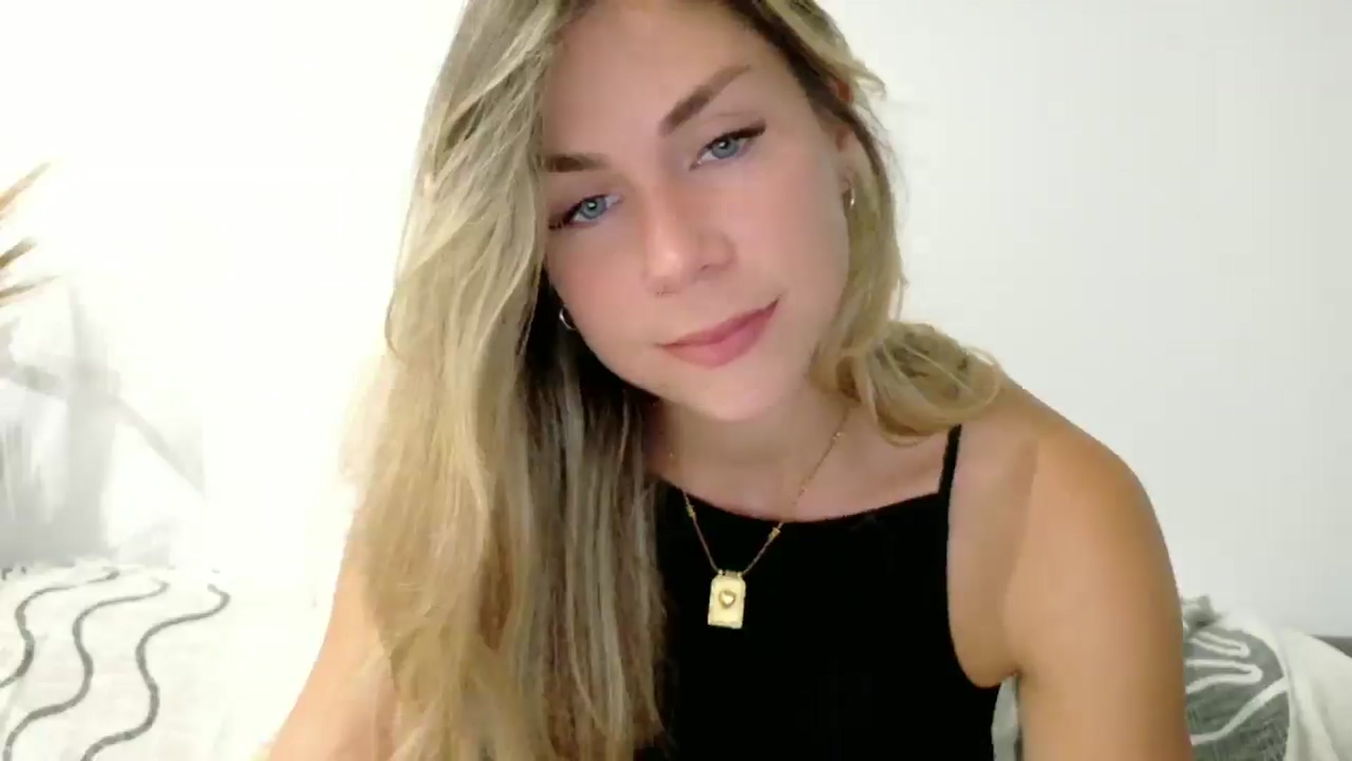 Gallery image thumbnail from Alicewonder1's myfreecams stream on, 06/25/2025, 19:42 image 6 of 20