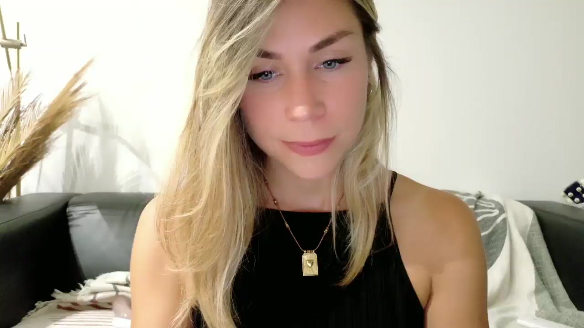 Gallery image thumbnail from Alicewonder1's myfreecams stream on, 06/25/2025, 19:42 image 18 of 20