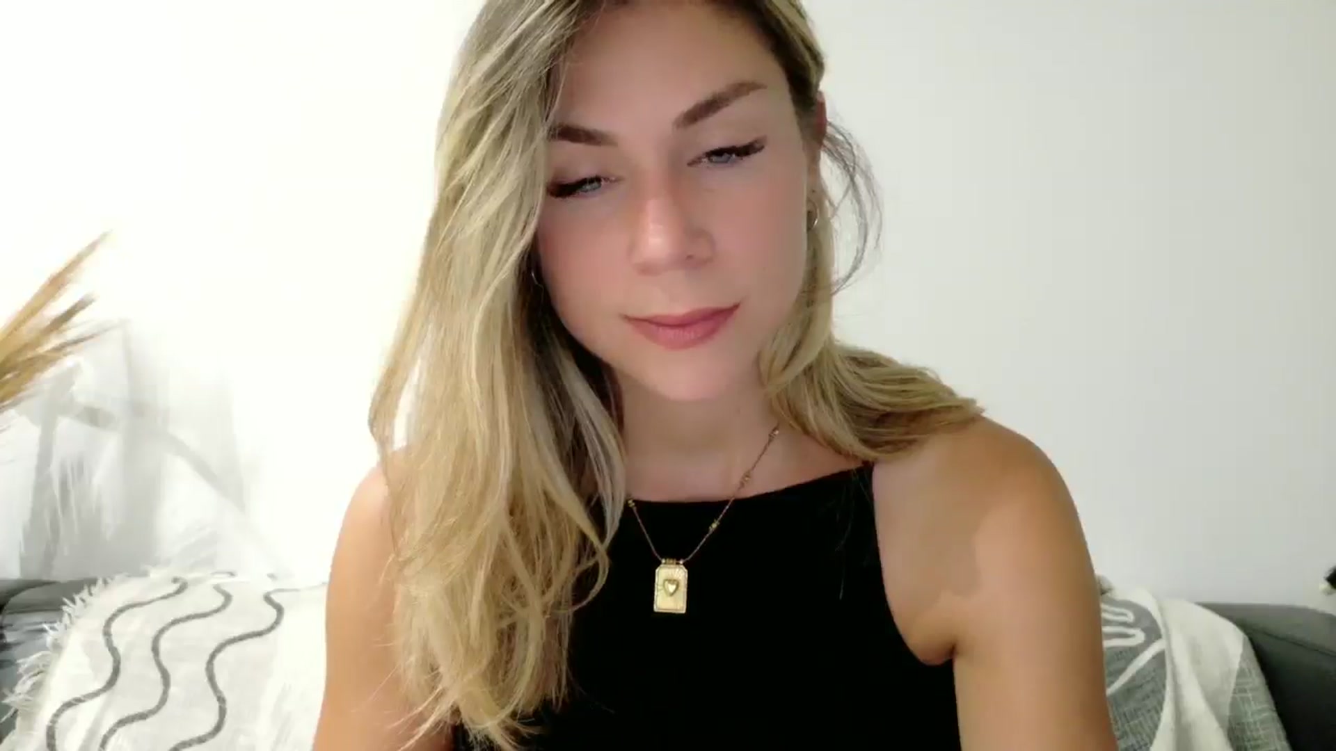 Gallery image thumbnail from Alicewonder1's myfreecams stream on, 06/25/2025, 19:42 image 10 of 20