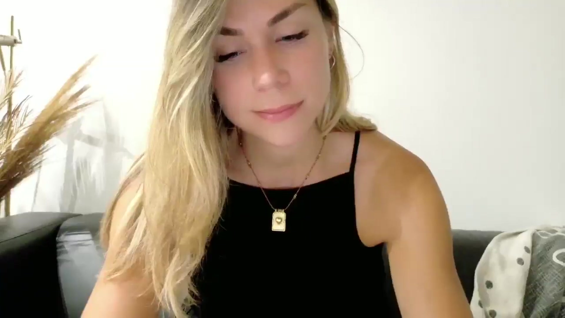 Gallery image thumbnail from Alicewonder1's myfreecams stream on, 06/25/2025, 20:59 image 4 of 20