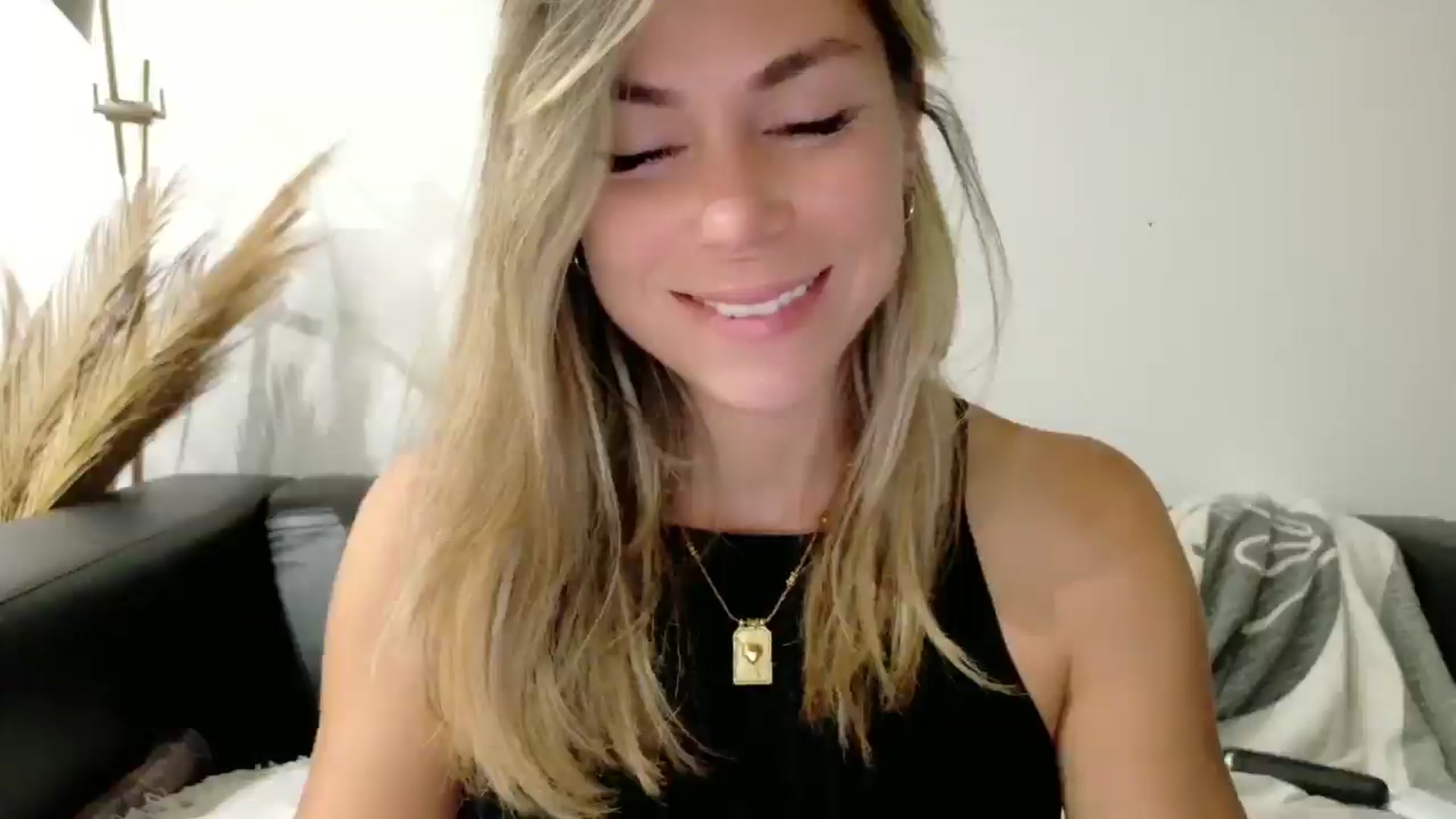 Gallery image thumbnail from Alicewonder1's myfreecams stream on, 06/25/2025, 22:14 image 7 of 20