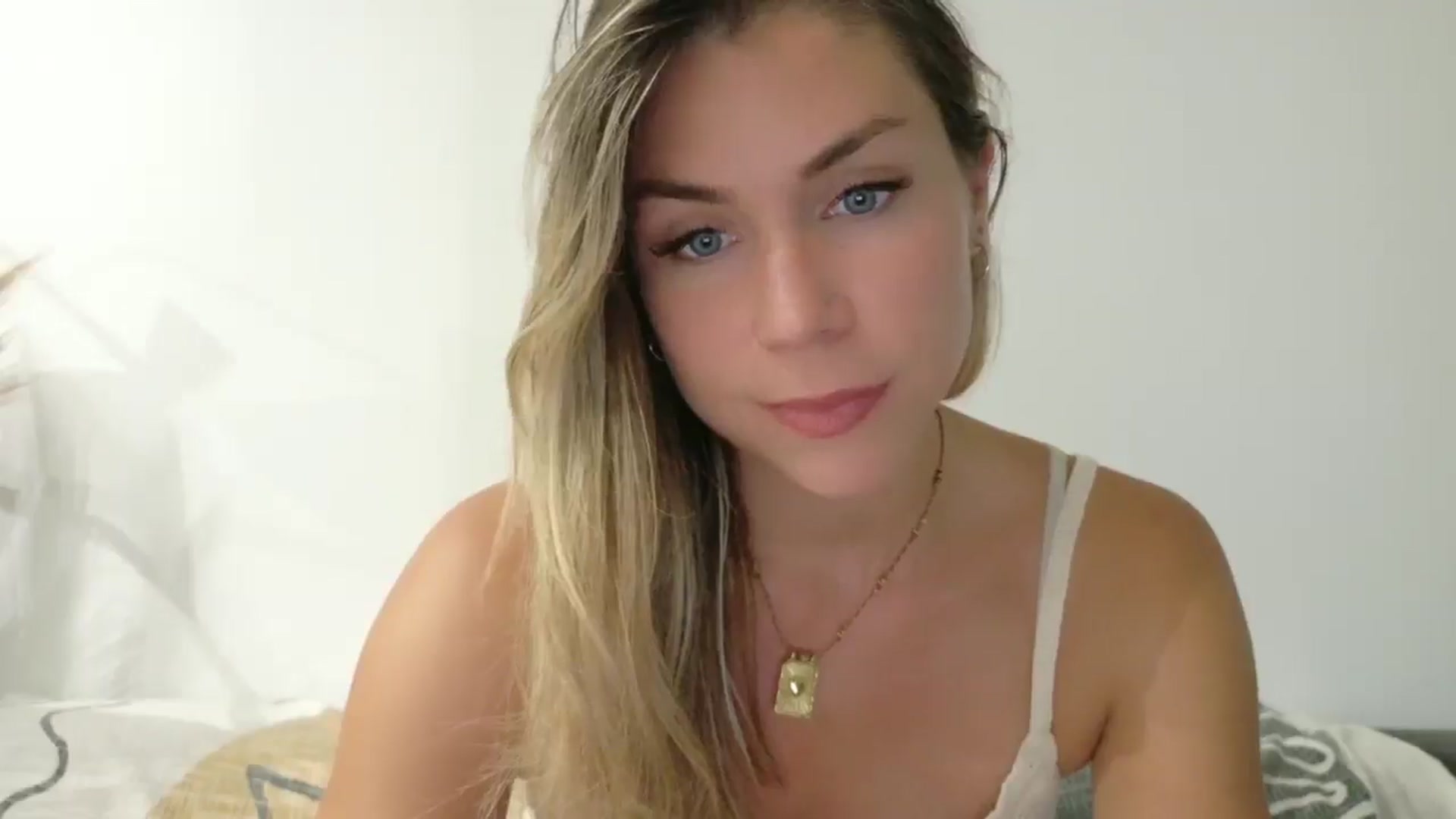 Gallery image thumbnail from Alicewonder1's myfreecams stream on, 06/27/2025, 19:04 image 14 of 20