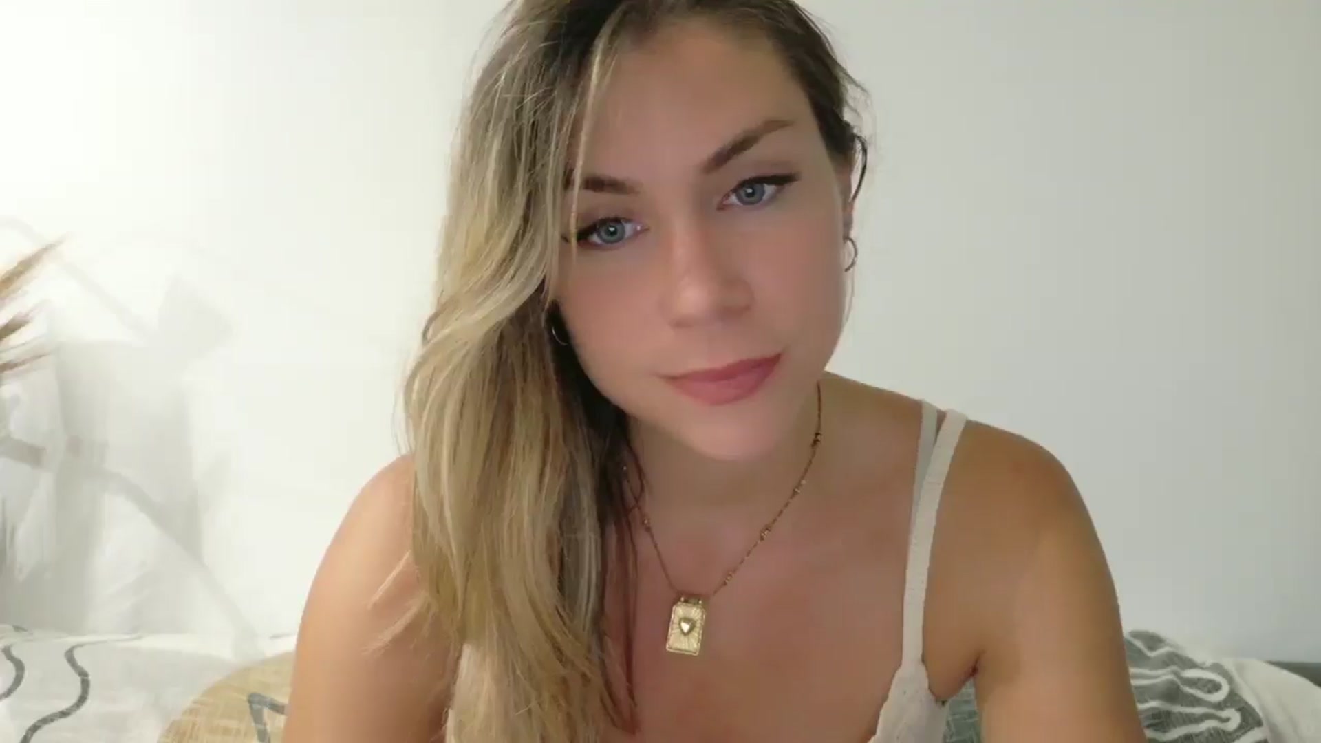 Gallery image thumbnail from Alicewonder1's myfreecams stream on, 06/27/2025, 19:04 image 12 of 20