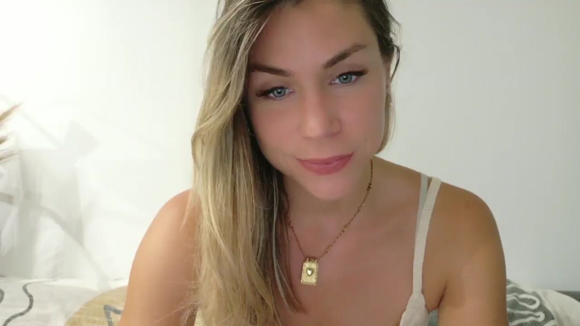 Gallery image thumbnail from Alicewonder1's myfreecams stream on, 06/27/2025, 19:04 image 13 of 20
