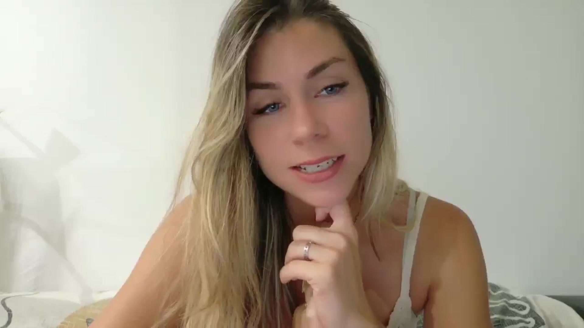 Gallery image thumbnail from Alicewonder1's myfreecams stream on, 06/27/2025, 19:04 image 16 of 20
