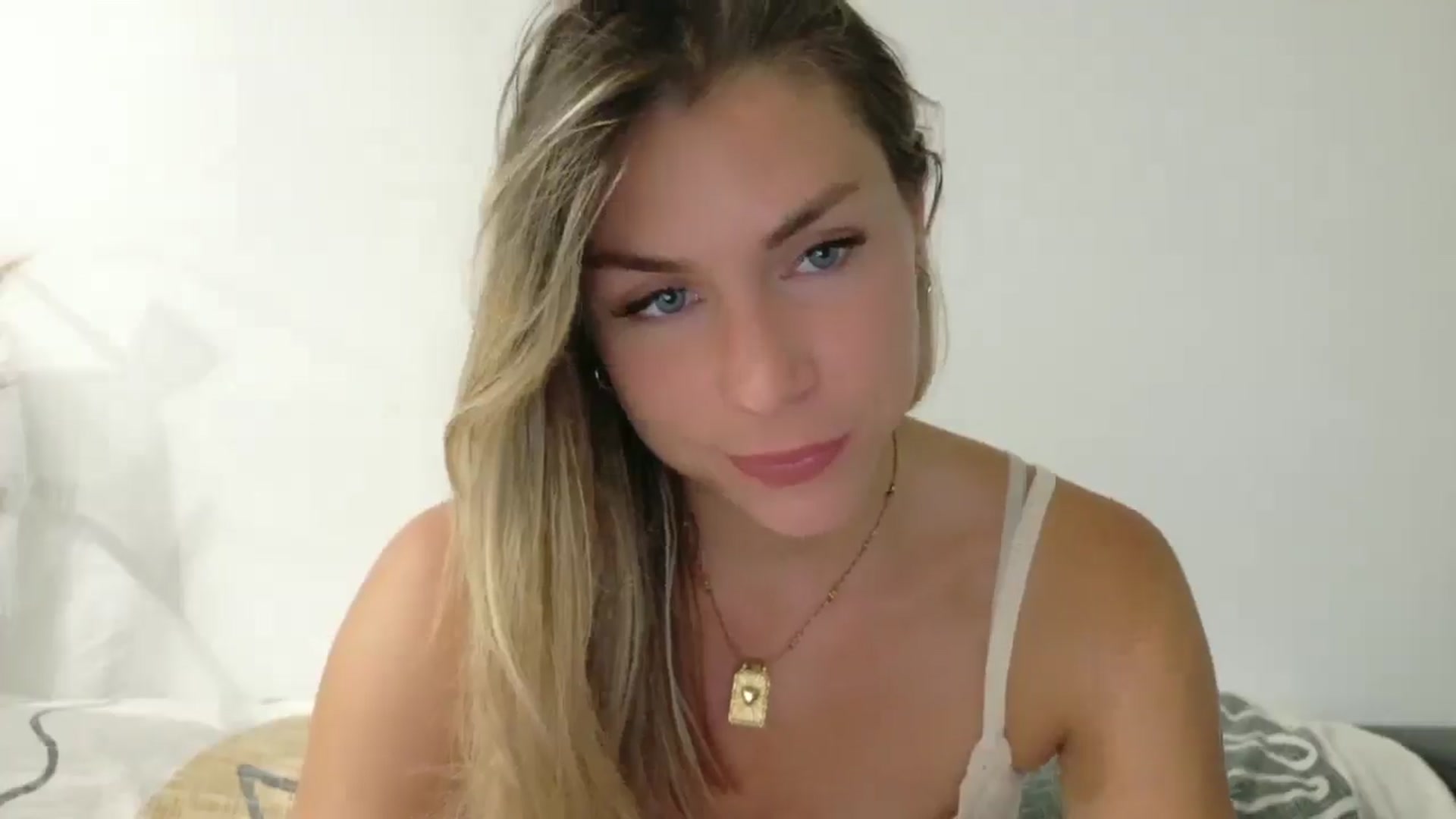 Gallery image thumbnail from Alicewonder1's myfreecams stream on, 06/27/2025, 19:04 image 15 of 20