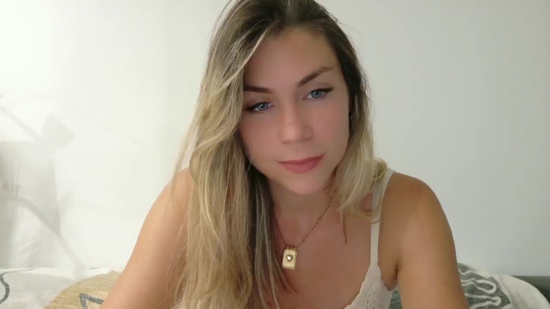 Gallery image thumbnail from Alicewonder1's myfreecams stream on, 06/27/2025, 19:04 image 17 of 20