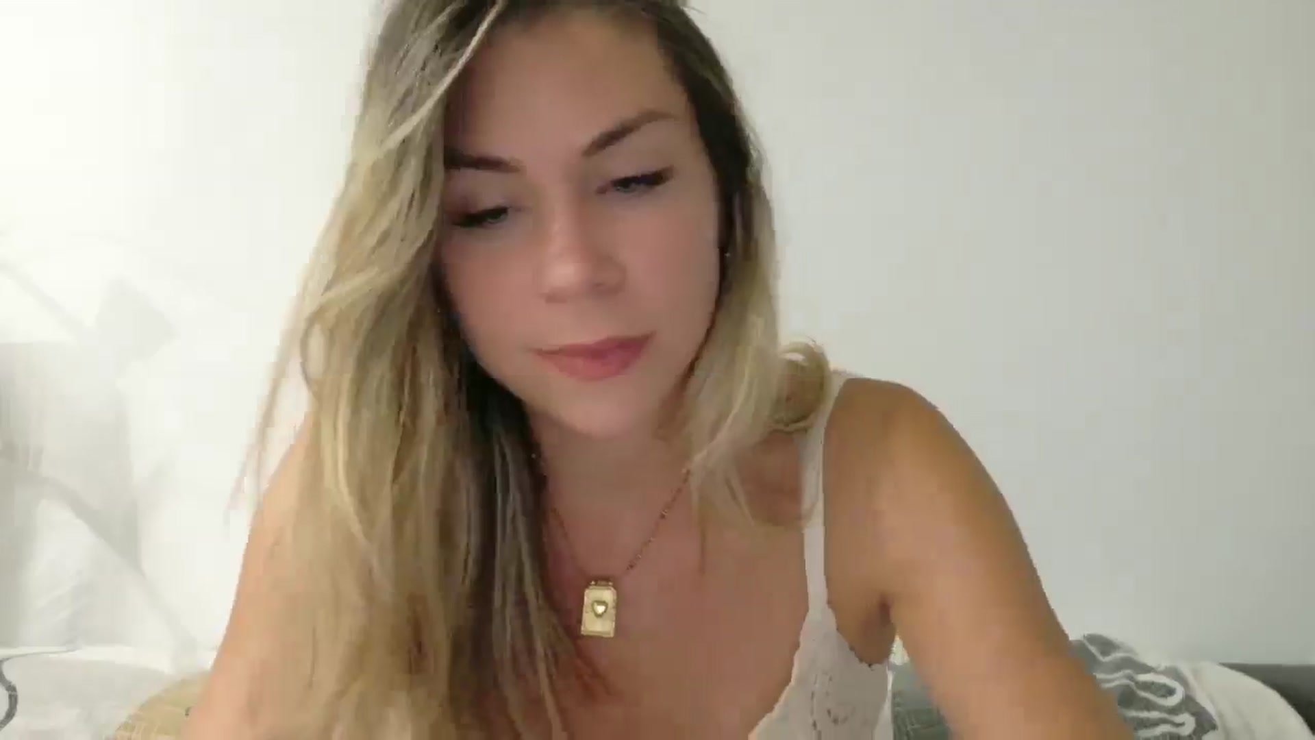 Gallery image thumbnail from Alicewonder1's myfreecams stream on, 06/27/2025, 19:04 image 18 of 20