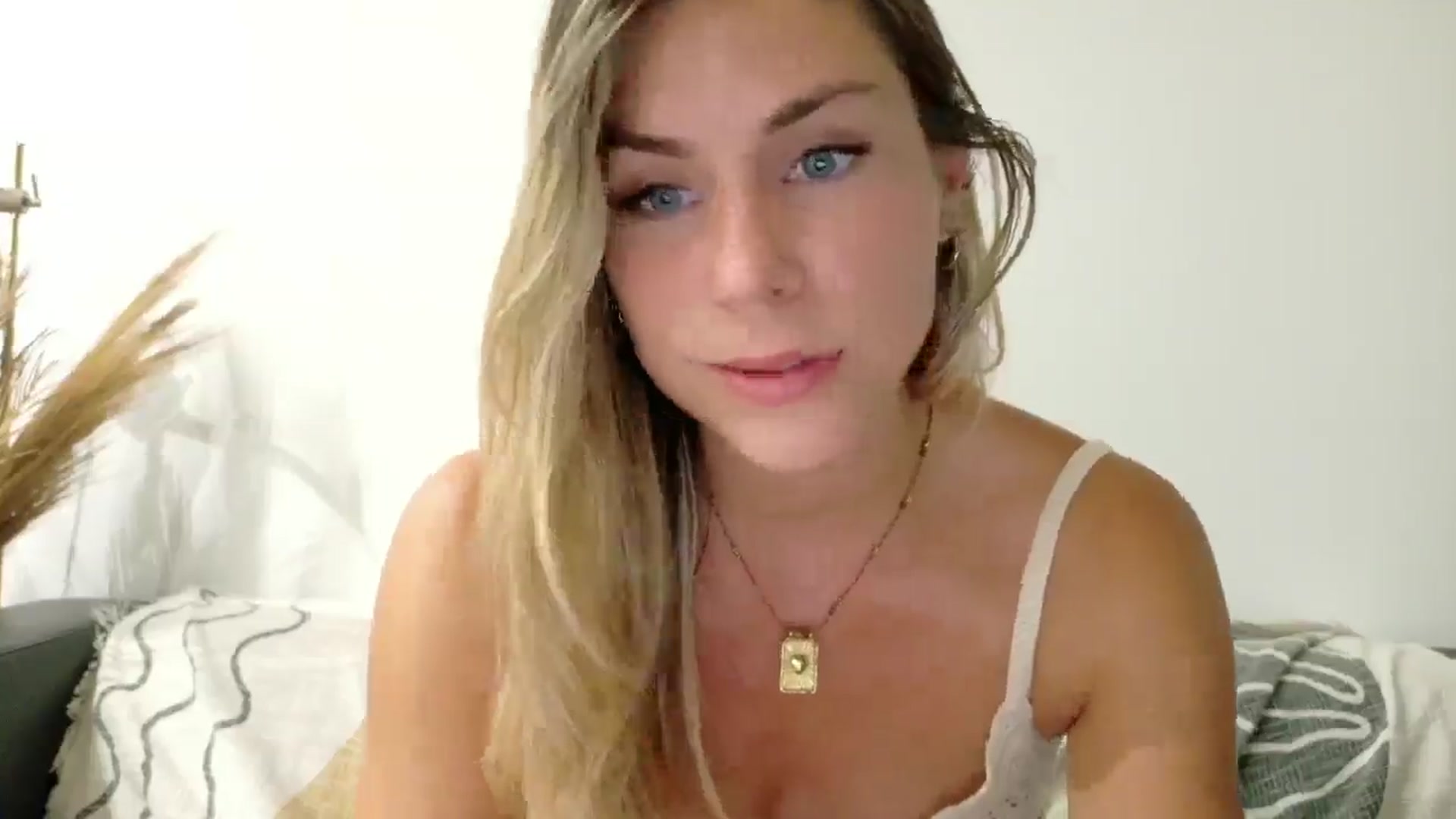Gallery image thumbnail from Alicewonder1's myfreecams stream on, 06/27/2025, 19:44 image 15 of 20