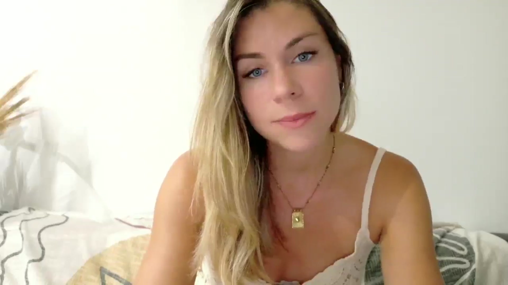 Gallery image thumbnail from Alicewonder1's myfreecams stream on, 06/27/2025, 19:44 image 11 of 20