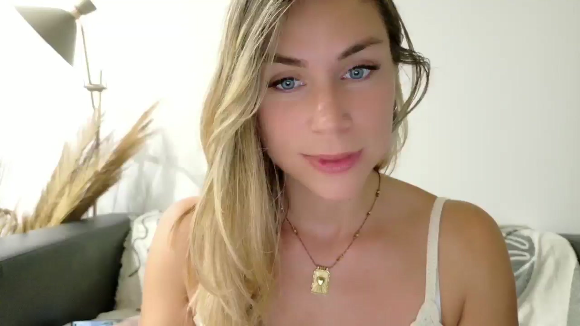 Gallery image thumbnail from Alicewonder1's myfreecams stream on, 06/27/2025, 19:44 image 14 of 20