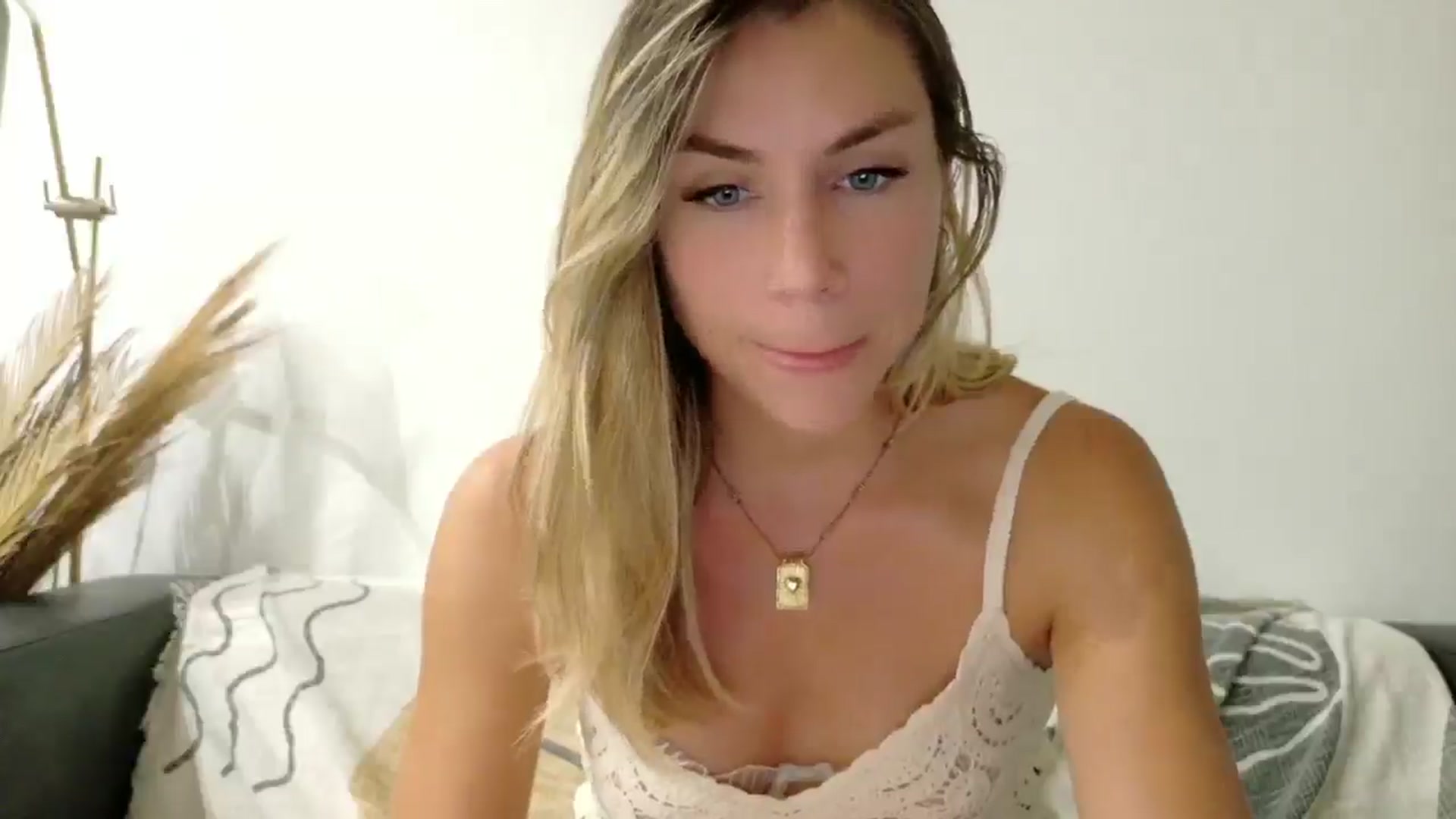 Gallery image thumbnail from Alicewonder1's myfreecams stream on, 06/27/2025, 19:44 image 16 of 20