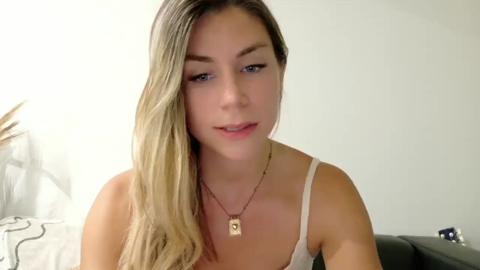 Gallery image thumbnail from Alicewonder1's myfreecams stream on, 06/27/2025, 20:45 image 19 of 20