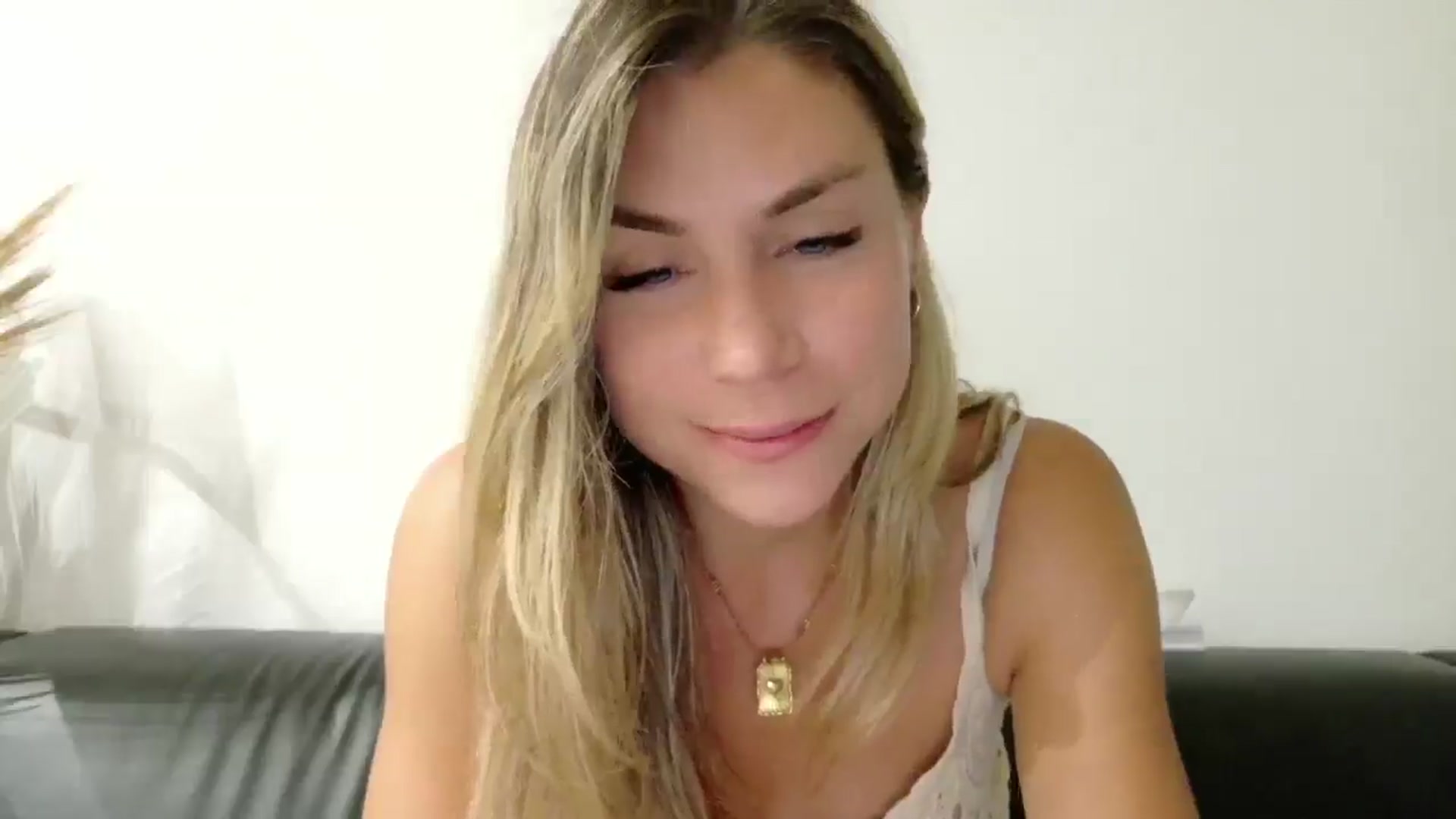 Gallery image thumbnail from Alicewonder1's myfreecams stream on, 06/27/2025, 22:02 image 7 of 20