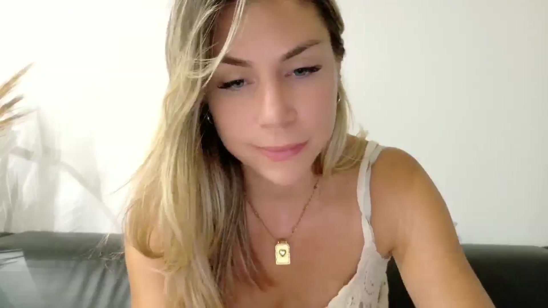 Gallery image thumbnail from Alicewonder1's myfreecams stream on, 06/27/2025, 22:02 image 15 of 20