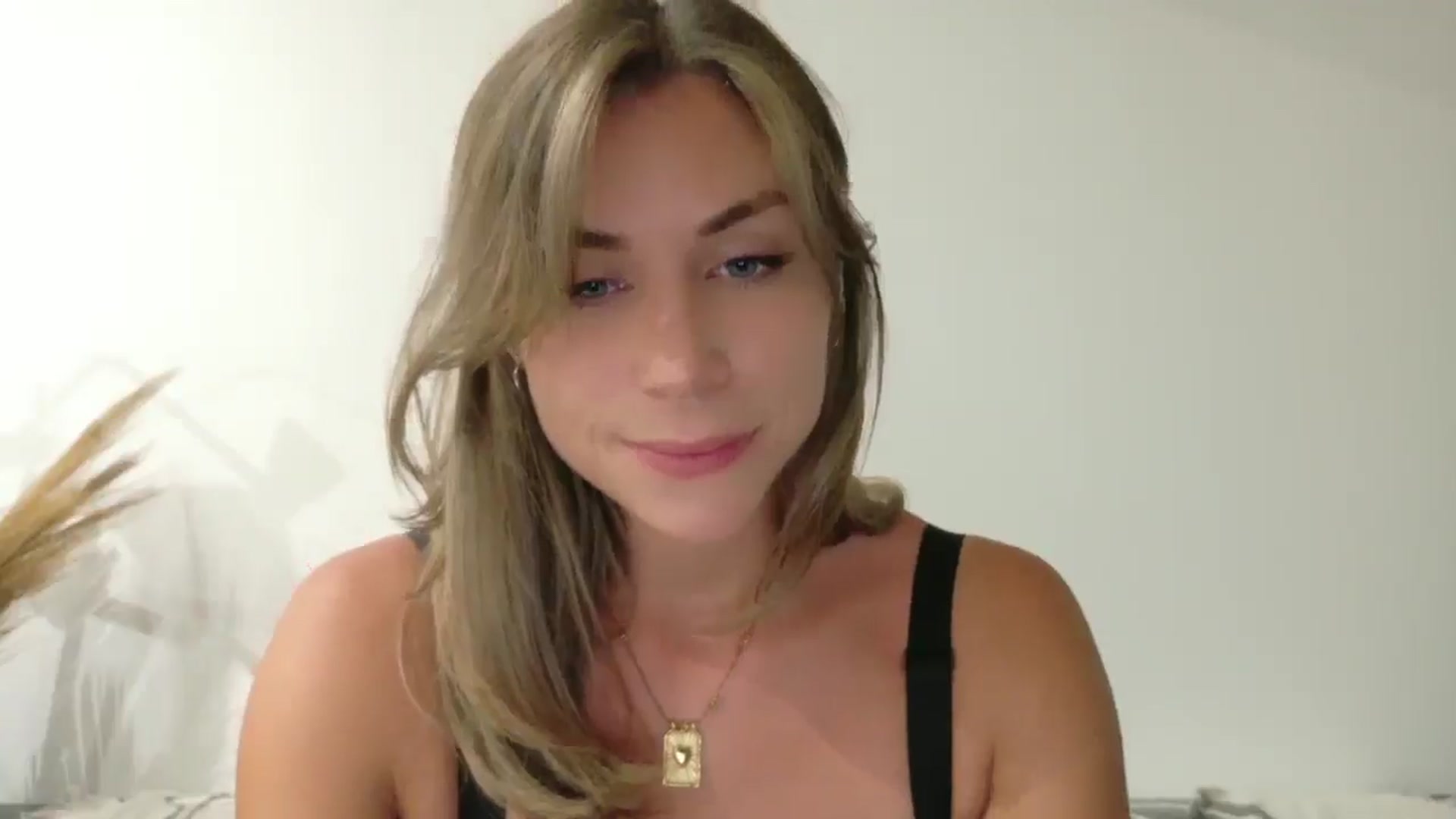 Gallery image thumbnail from Alicewonder1's myfreecams stream on, 06/30/2025, 22:39 image 16 of 20