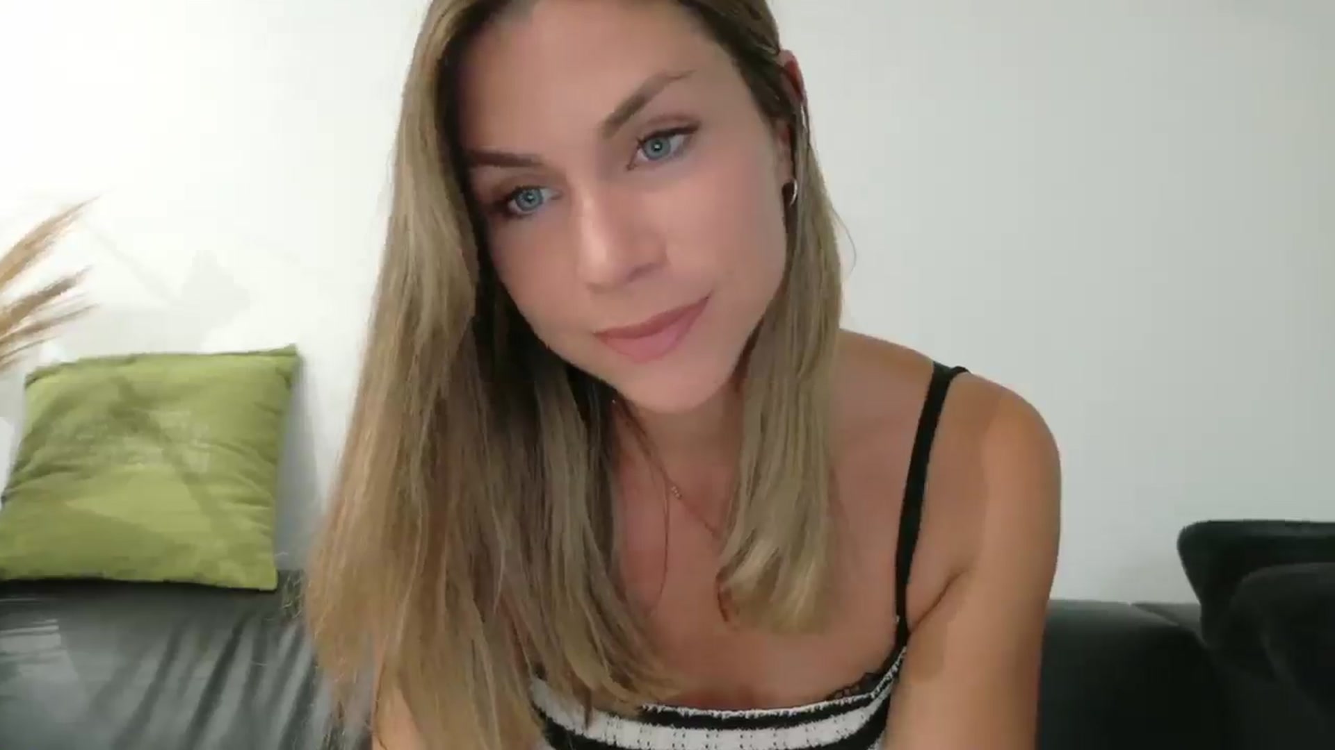 Gallery image thumbnail from Alicewonder1's myfreecams stream on, 07/04/2025, 19:04 image 2 of 20