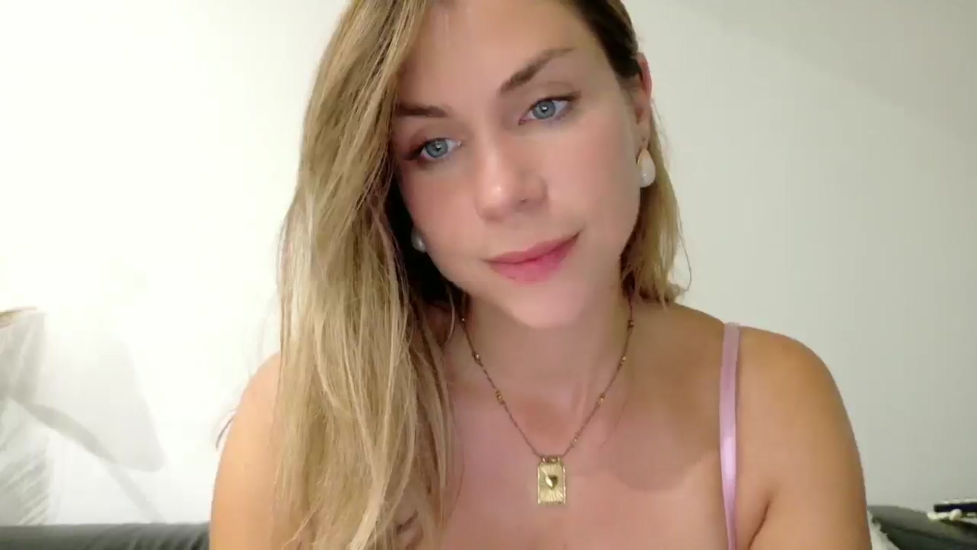 Gallery image thumbnail from Alicewonder1's myfreecams stream on, 08/07/2025, 21:11 image 18 of 20
