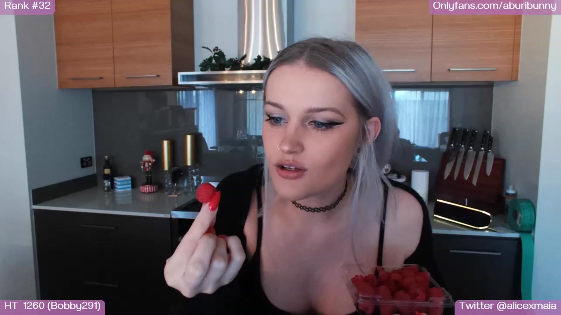 Gallery image thumbnail from AlicexMaia's myfreecams stream on, 12/21/2022, 05:47 image 6 of 20