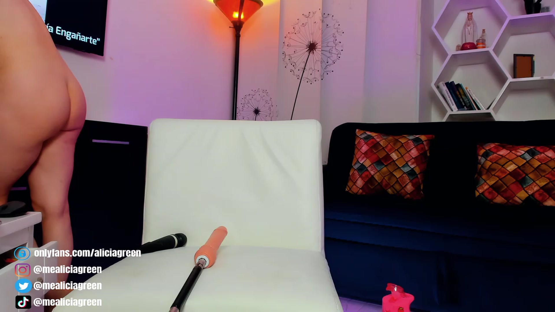 Gallery image thumbnail from AliciaGreen1's myfreecams stream on, 04/13/2023, 03:09 image 1 of 20