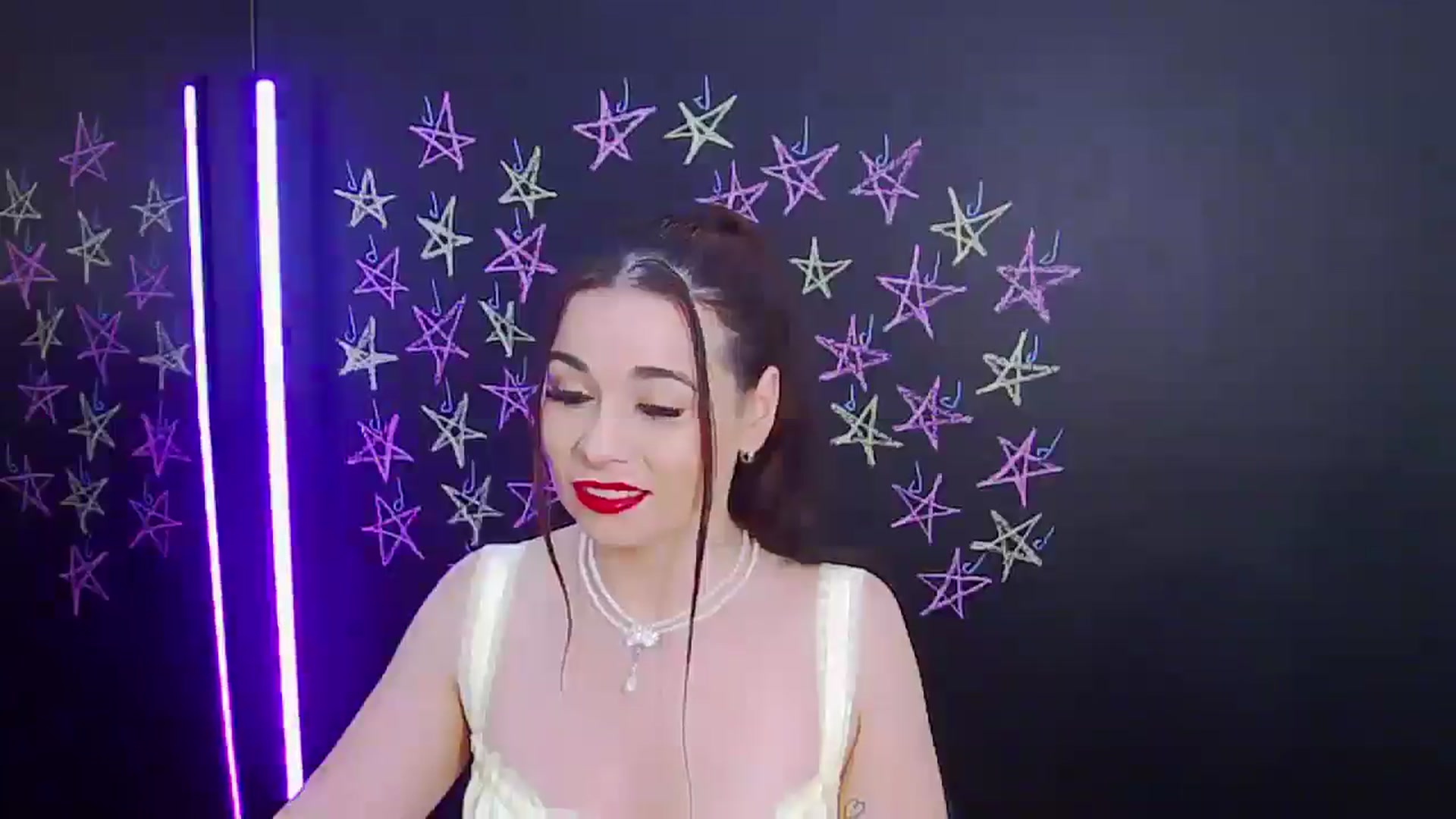 Gallery image thumbnail from AliciaKristal's myfreecams stream on, 11/28/2024, 01:18 image 17 of 20