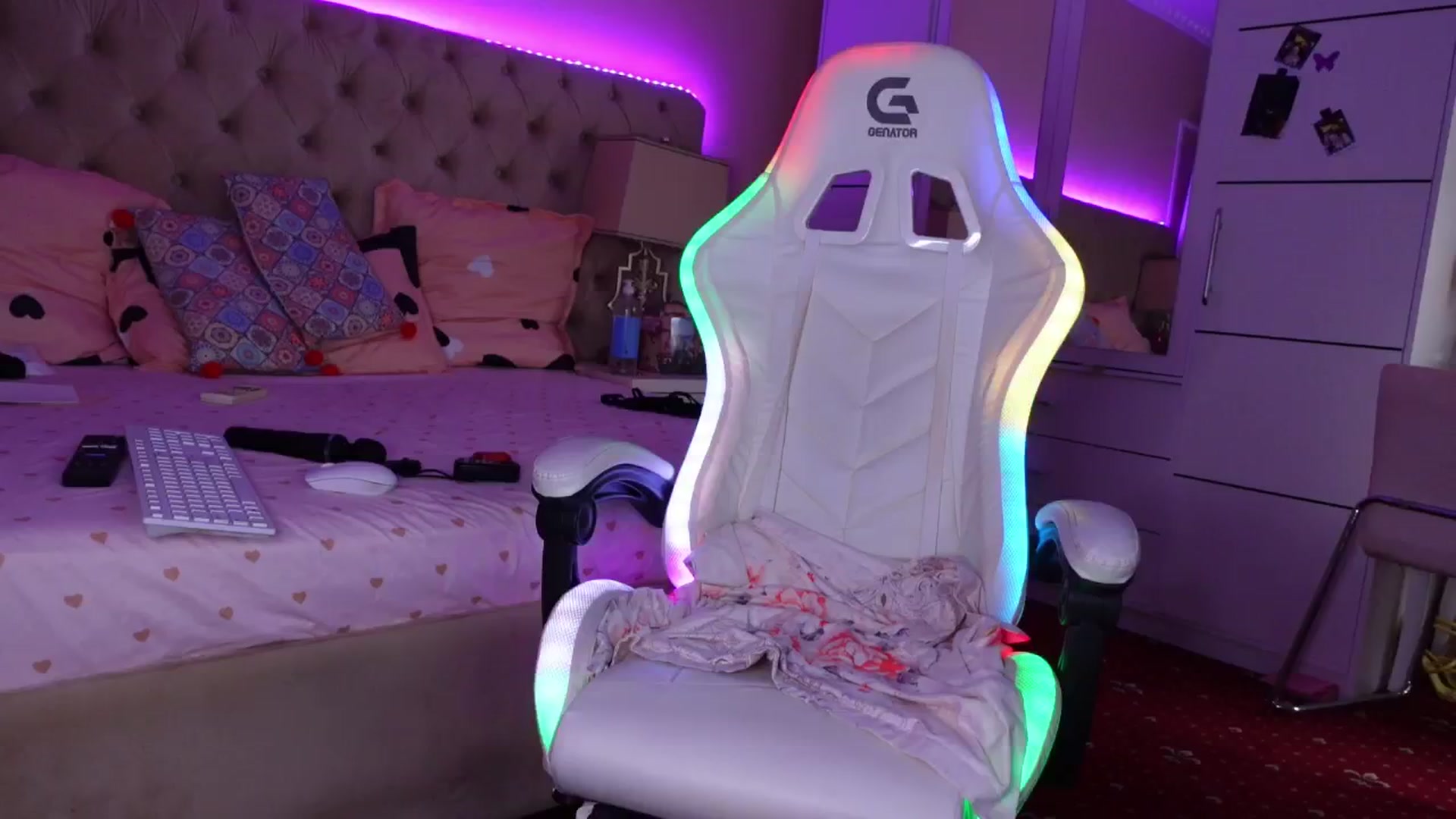 Gallery image thumbnail from AliciaRey's myfreecams stream on, 09/29/2024, 14:56 image 9 of 20
