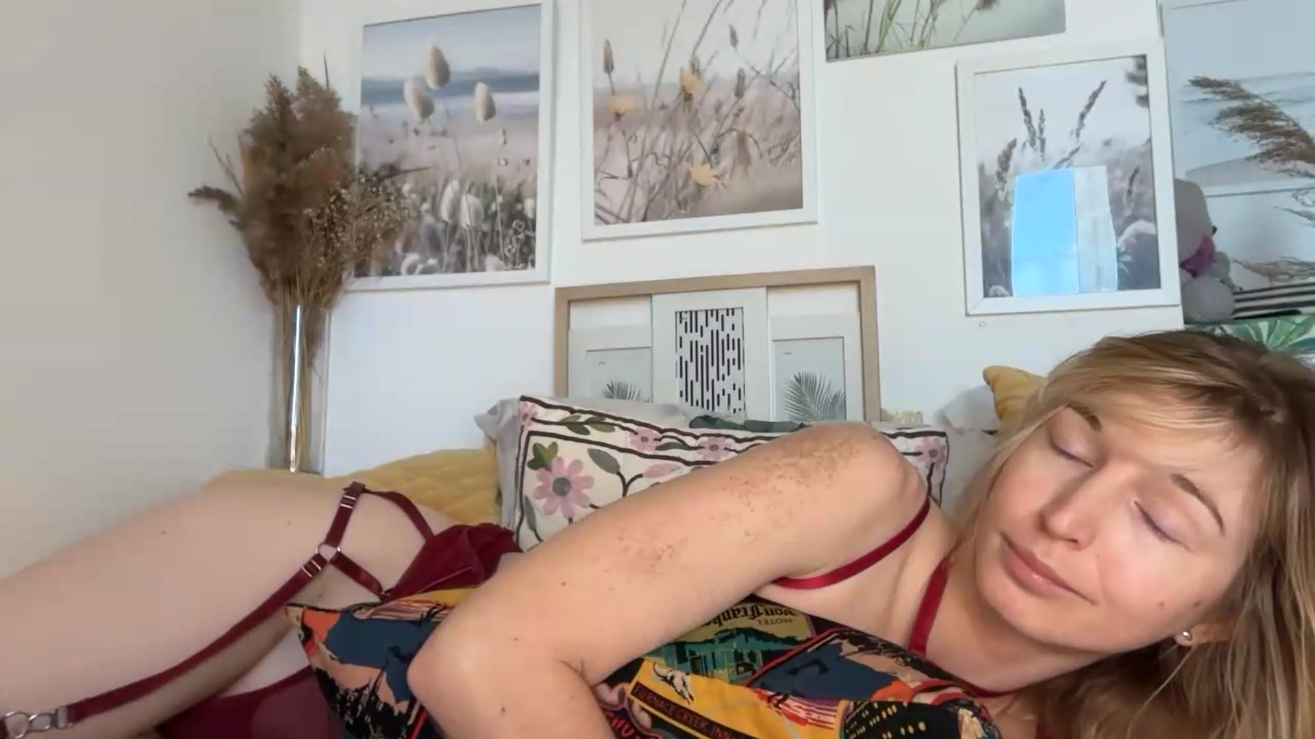 Gallery image thumbnail from Alielli's myfreecams stream on, 07/04/2026, 07:13 image 12 of 20