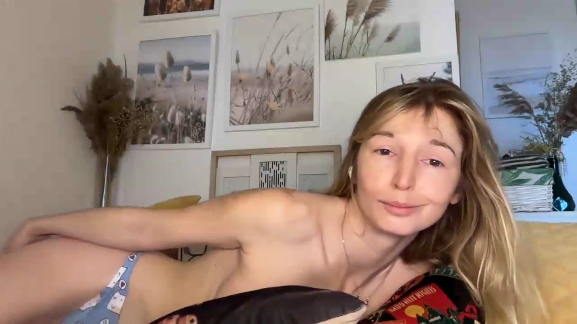 Gallery image thumbnail from Alielli's myfreecams stream on, 08/08/2026, 07:08 image 3 of 20