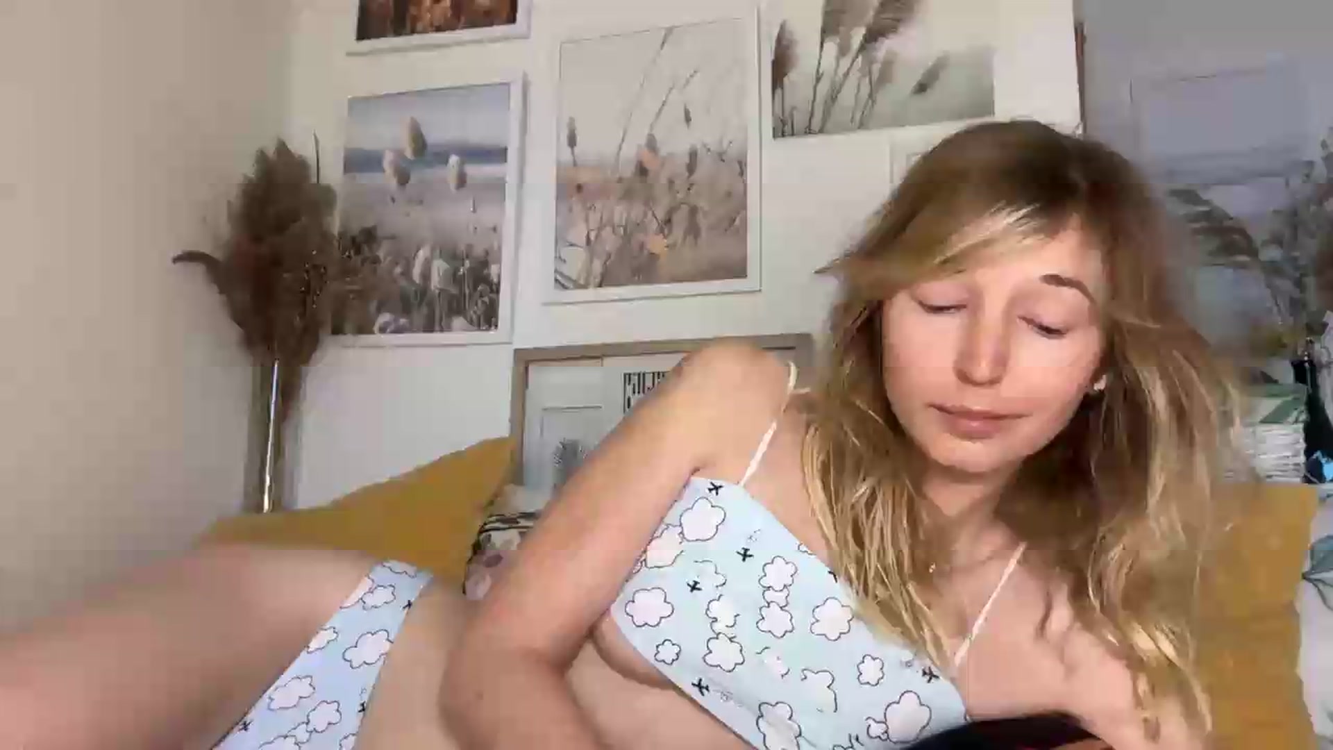 Gallery image thumbnail from Alielli's myfreecams stream on, 08/11/2026, 05:30 image 17 of 20
