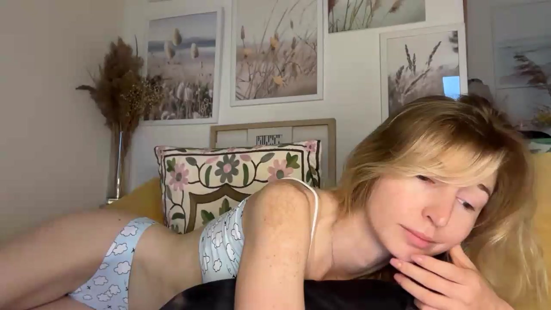 Gallery image thumbnail from Alielli's myfreecams stream on, 08/19/2026, 06:25 image 15 of 20