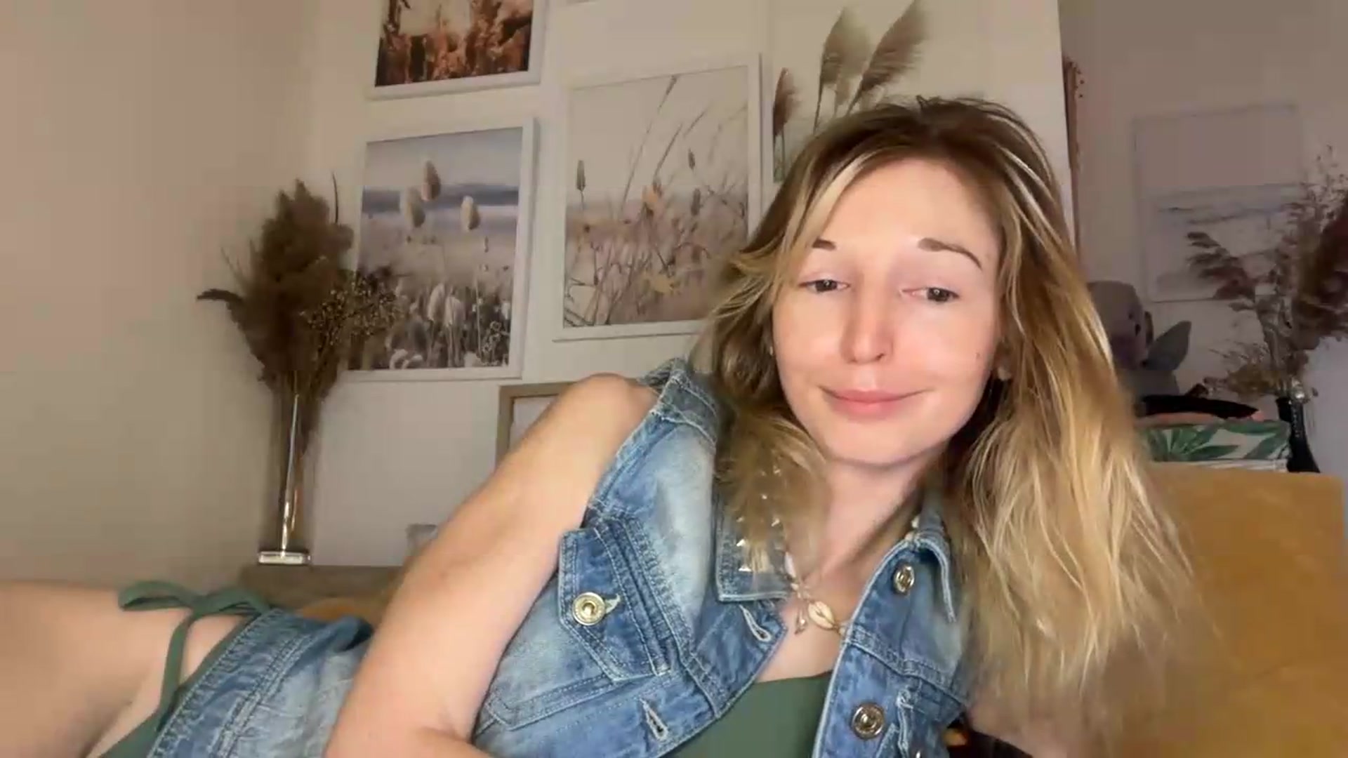 Gallery image thumbnail from Alielli's myfreecams stream on, 08/26/2026, 04:02 image 9 of 20