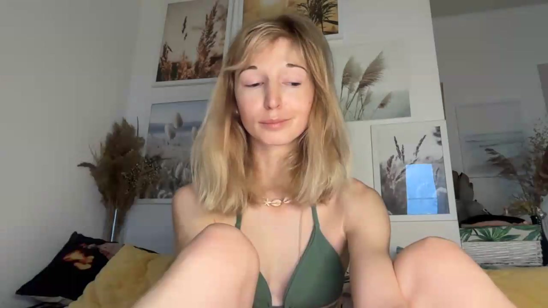 Gallery image thumbnail from Alielli's myfreecams stream on, 09/02/2026, 06:55 image 6 of 20