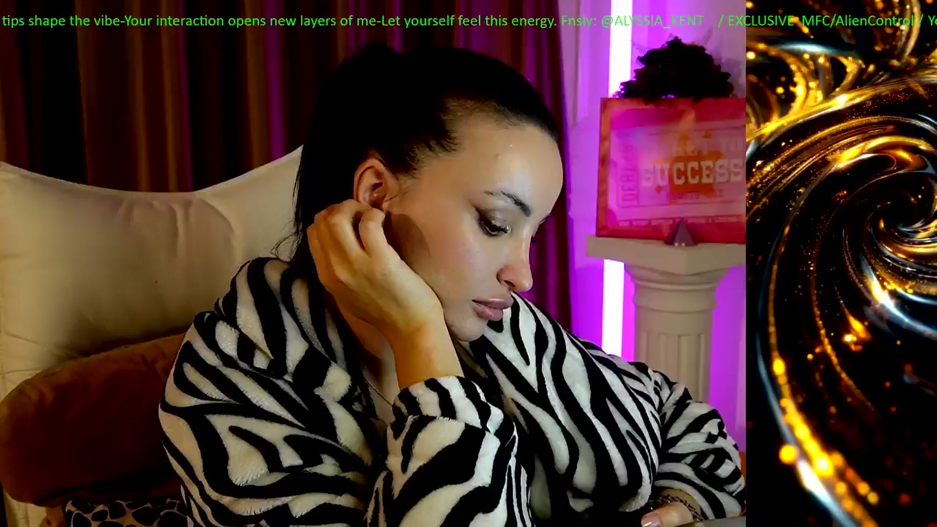 Gallery image thumbnail from AlienControl's myfreecams stream on, 12/28/2025, 17:06 image 19 of 20