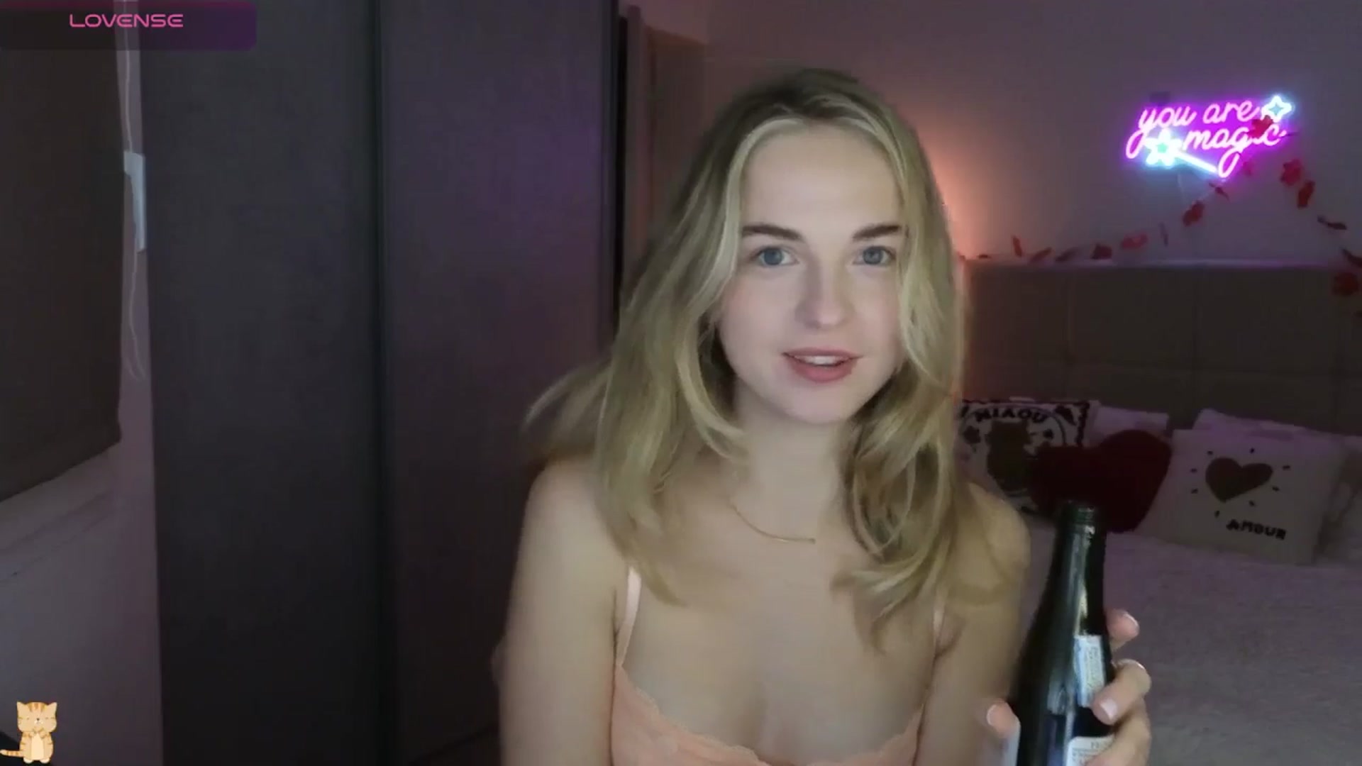 Gallery image thumbnail from AlienGirl's myfreecams stream on, 03/09/2026, 20:45 image 10 of 20