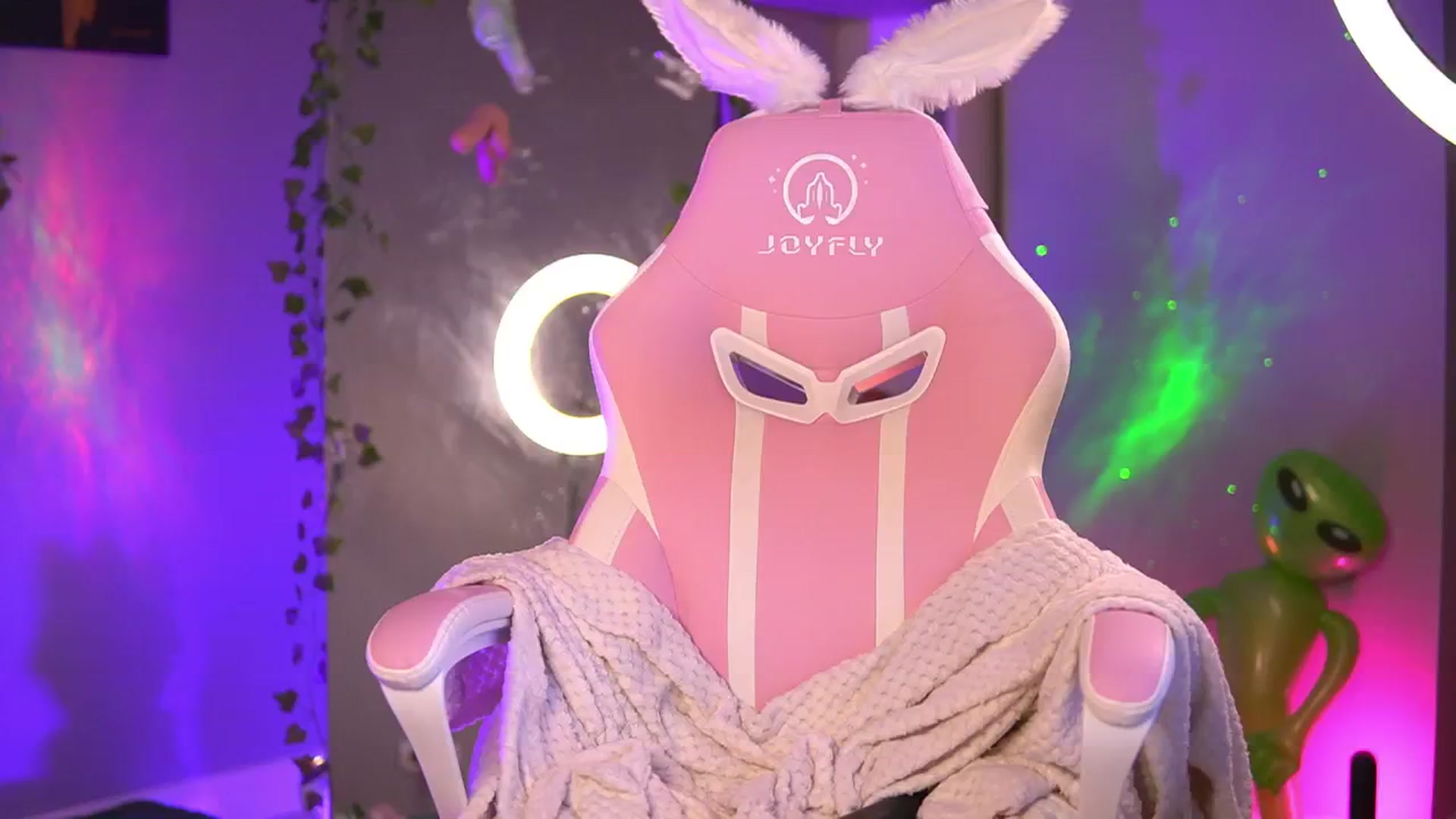 Gallery image thumbnail from Alieness_Ivy's myfreecams stream on, 07/24/2024, 24:01 image 19 of 20