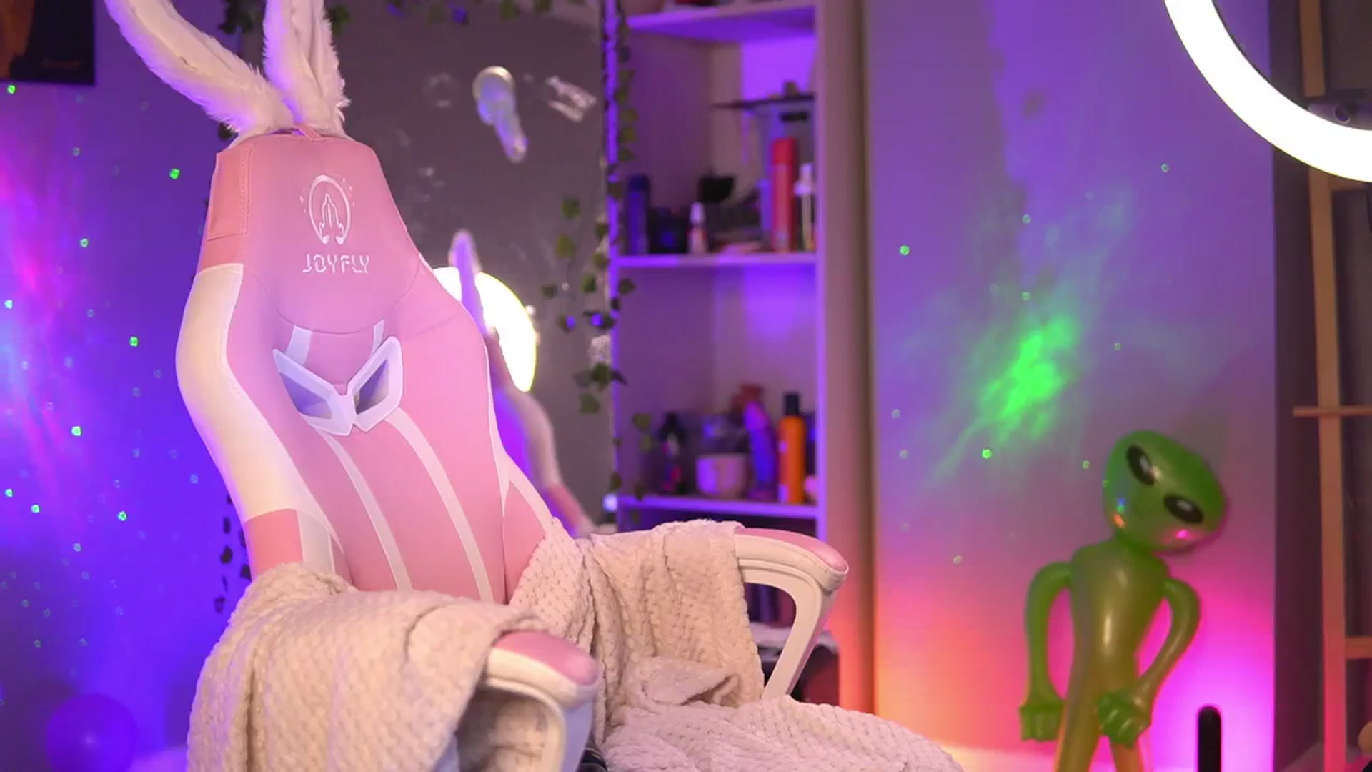 Gallery image thumbnail from Alieness_Ivy's myfreecams stream on, 07/25/2024, 03:30 image 4 of 20