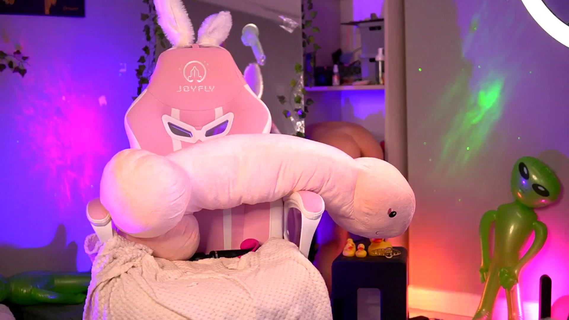 Gallery image thumbnail from Alieness_Ivy's myfreecams stream on, 08/03/2024, 01:47 image 18 of 20