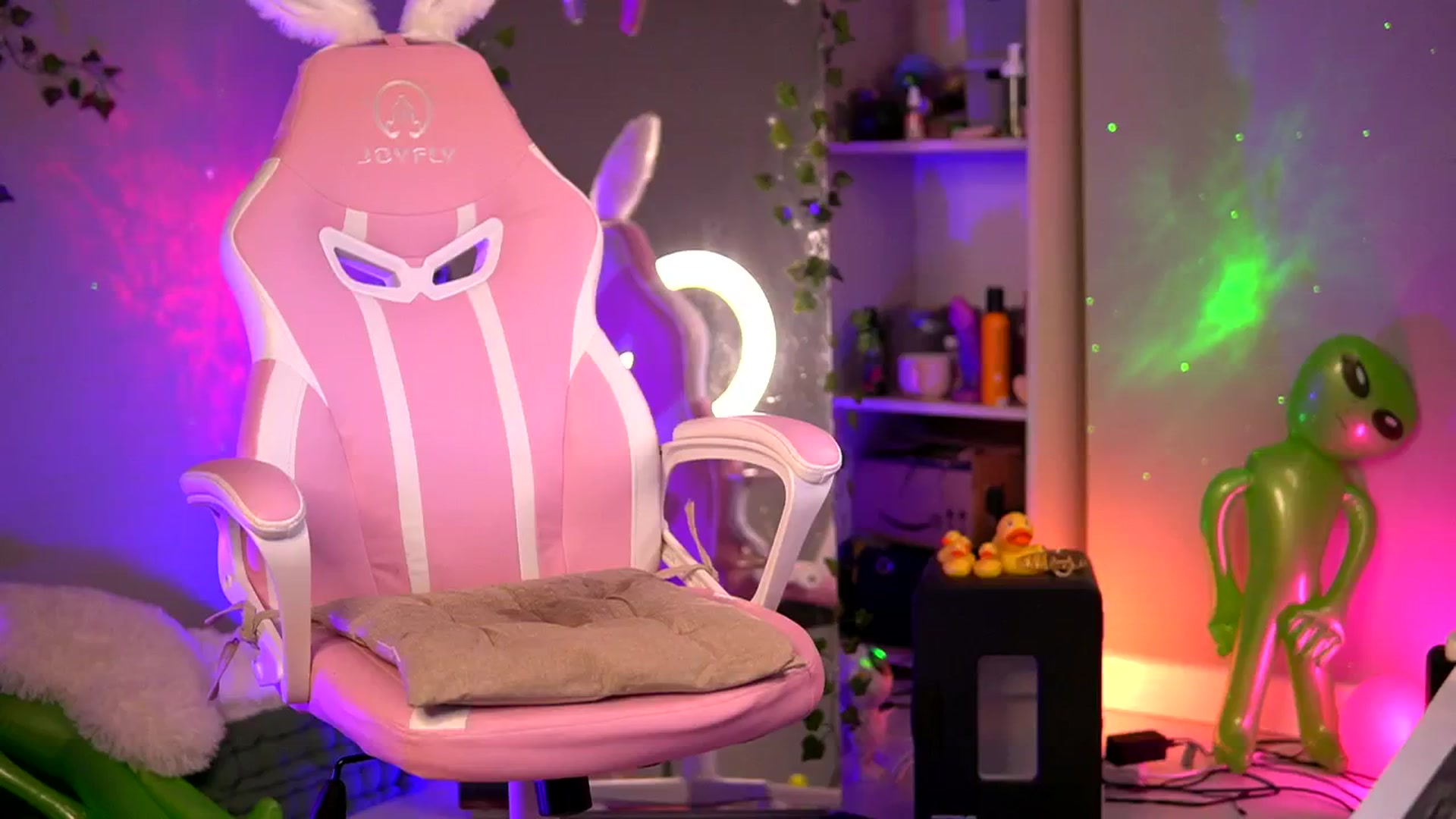 Gallery image thumbnail from Alieness_Ivy's myfreecams stream on, 08/13/2024, 04:48 image 17 of 20