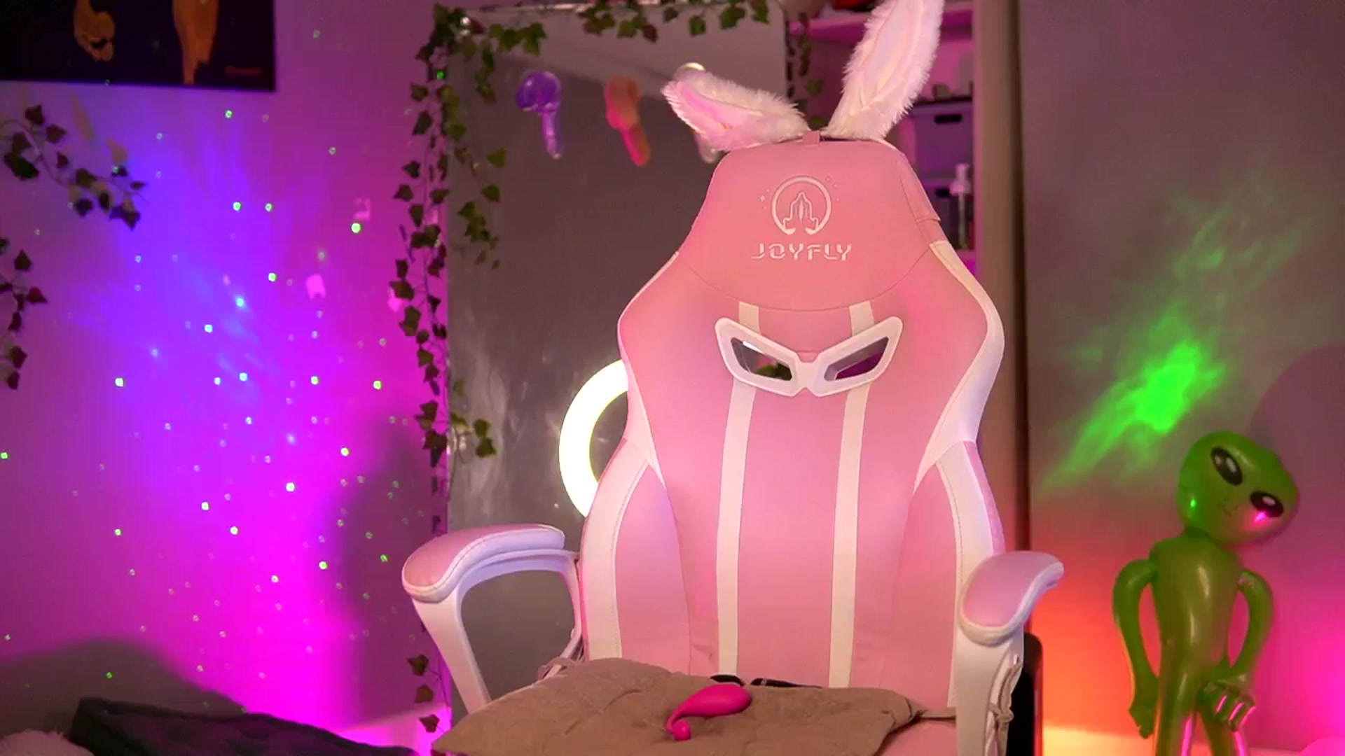 Gallery image thumbnail from Alieness_Ivy's myfreecams stream on, 08/21/2024, 24:01 image 7 of 20