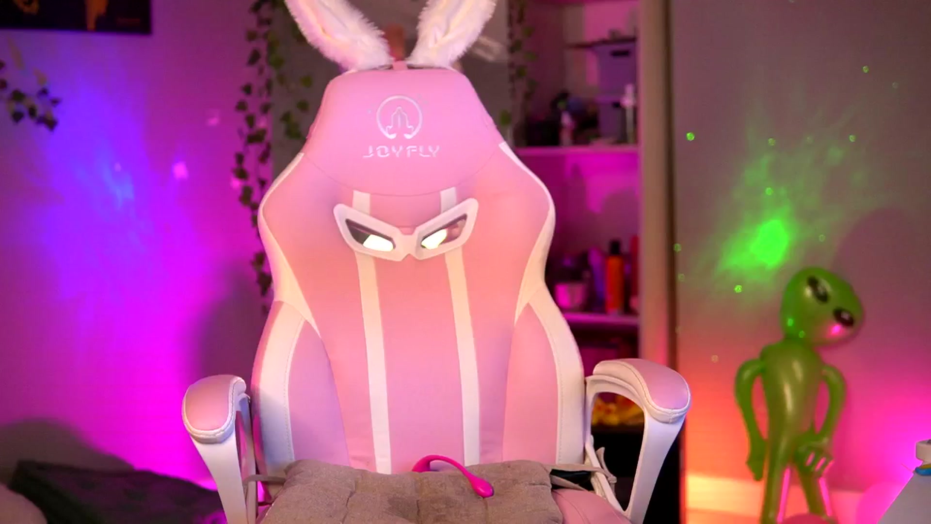 Gallery image thumbnail from Alieness_Ivy's myfreecams stream on, 08/21/2024, 02:12 image 5 of 20