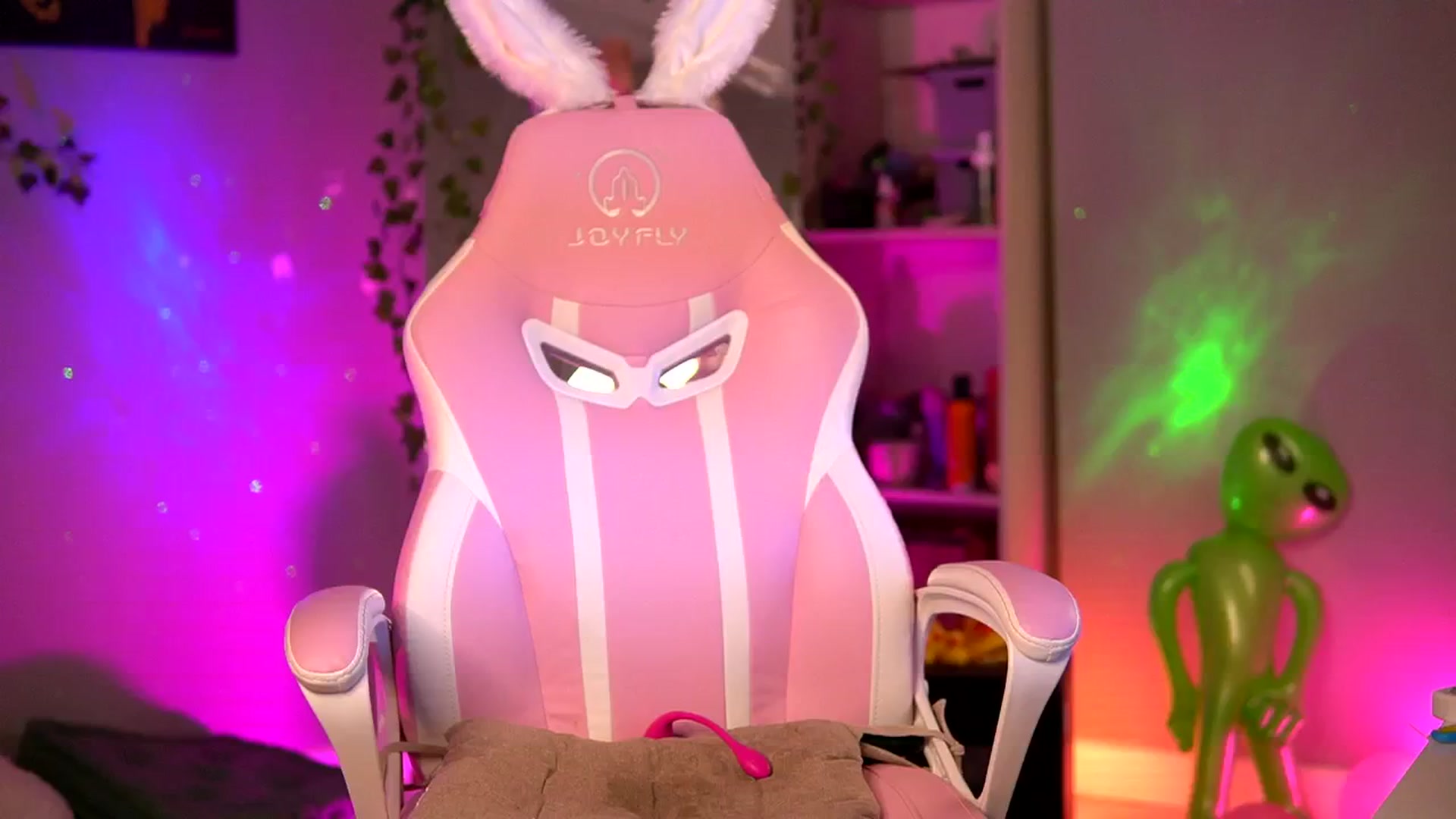 Gallery image thumbnail from Alieness_Ivy's myfreecams stream on, 08/21/2024, 02:12 image 3 of 20