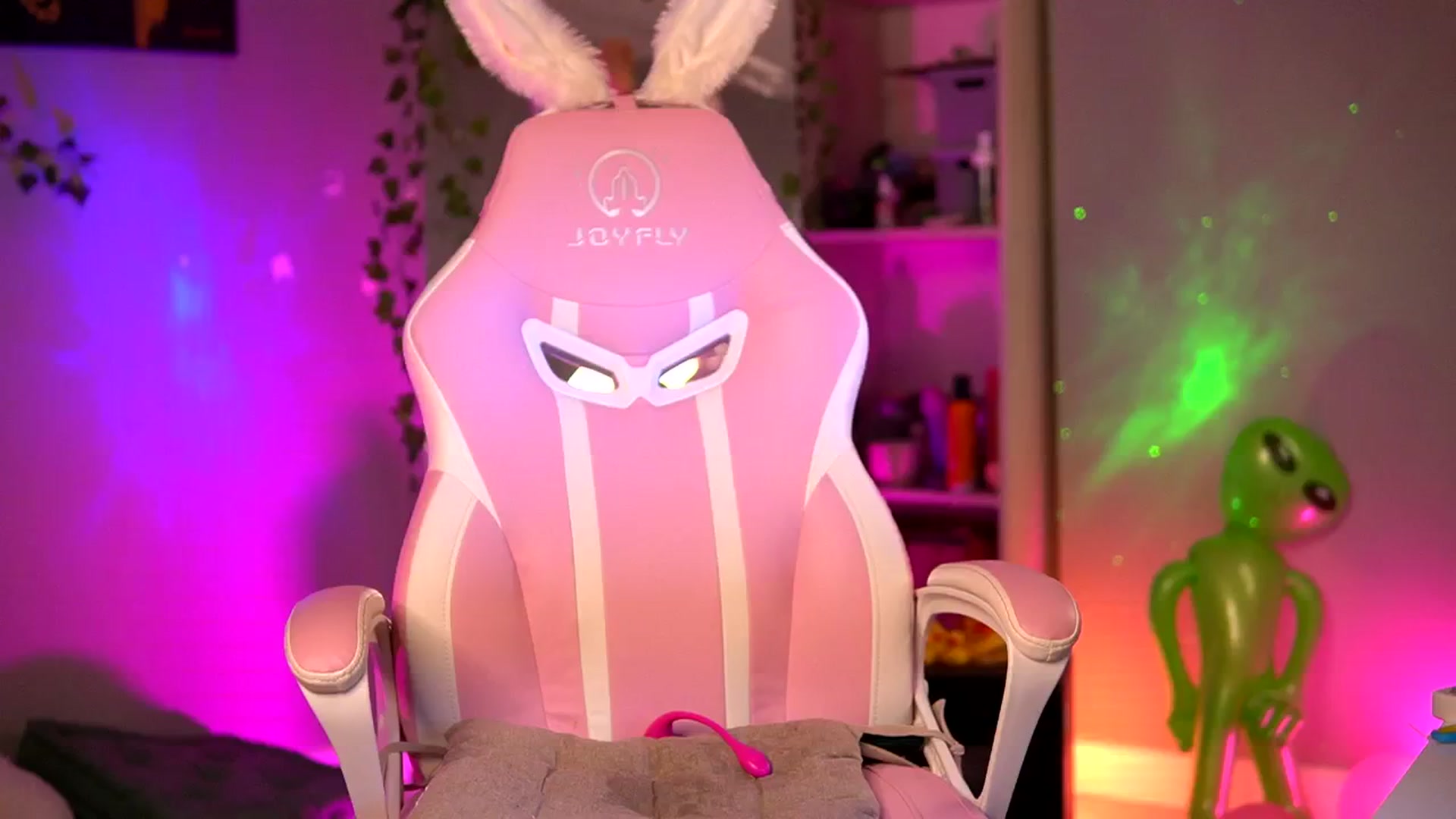 Gallery image thumbnail from Alieness_Ivy's myfreecams stream on, 08/21/2024, 02:12 image 7 of 20