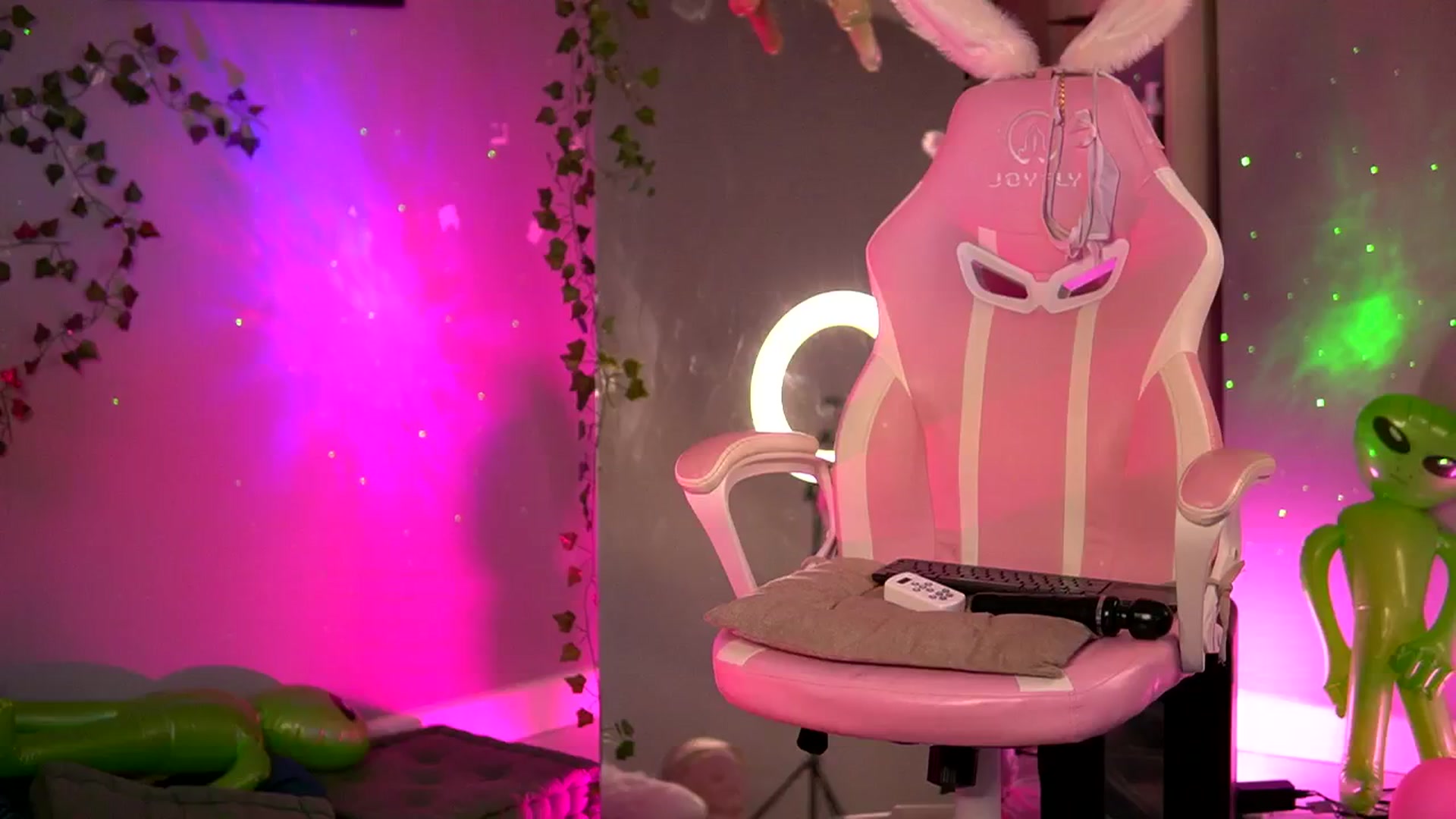Gallery image thumbnail from Alieness_Ivy's myfreecams stream on, 08/23/2024, 04:25 image 9 of 20