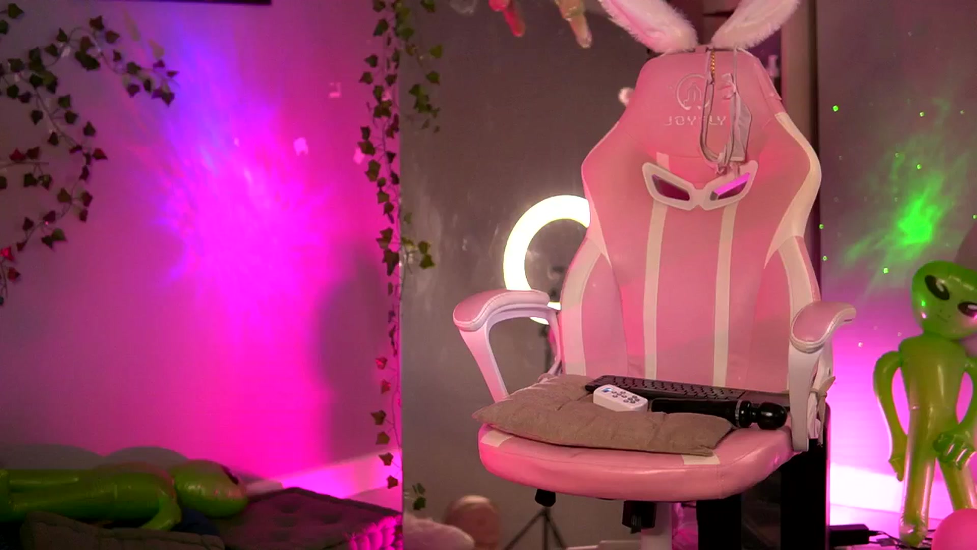 Gallery image thumbnail from Alieness_Ivy's myfreecams stream on, 08/23/2024, 04:25 image 7 of 20