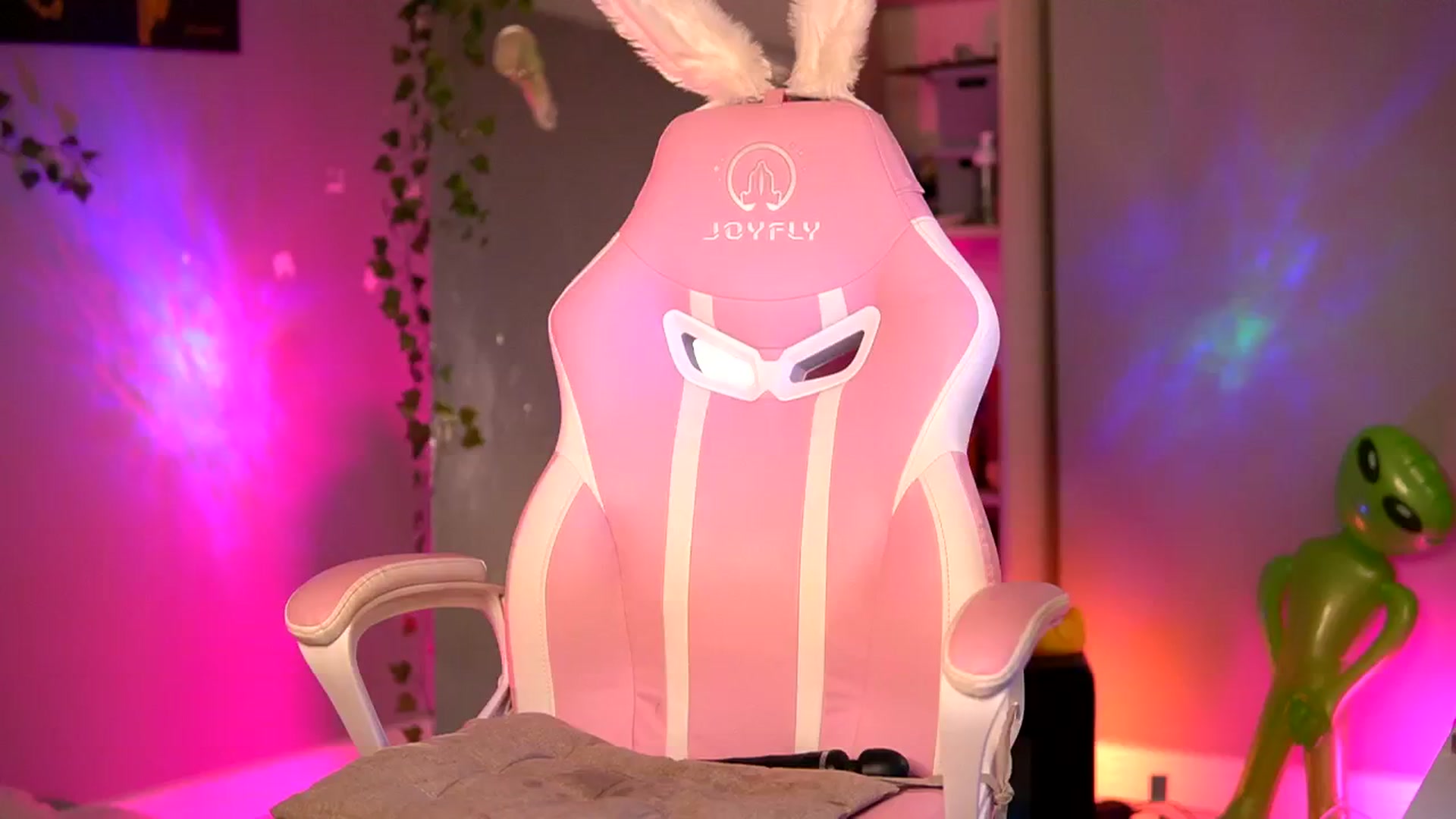 Gallery image thumbnail from Alieness_Ivy's myfreecams stream on, 09/03/2024, 03:11 image 14 of 20